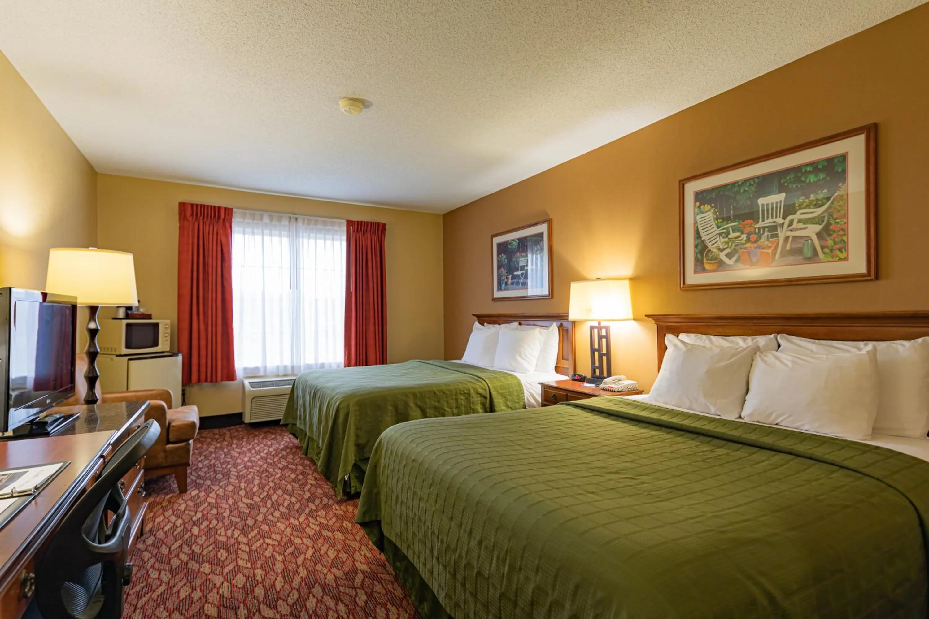 Bed in Coshocton Village Inn & Suites