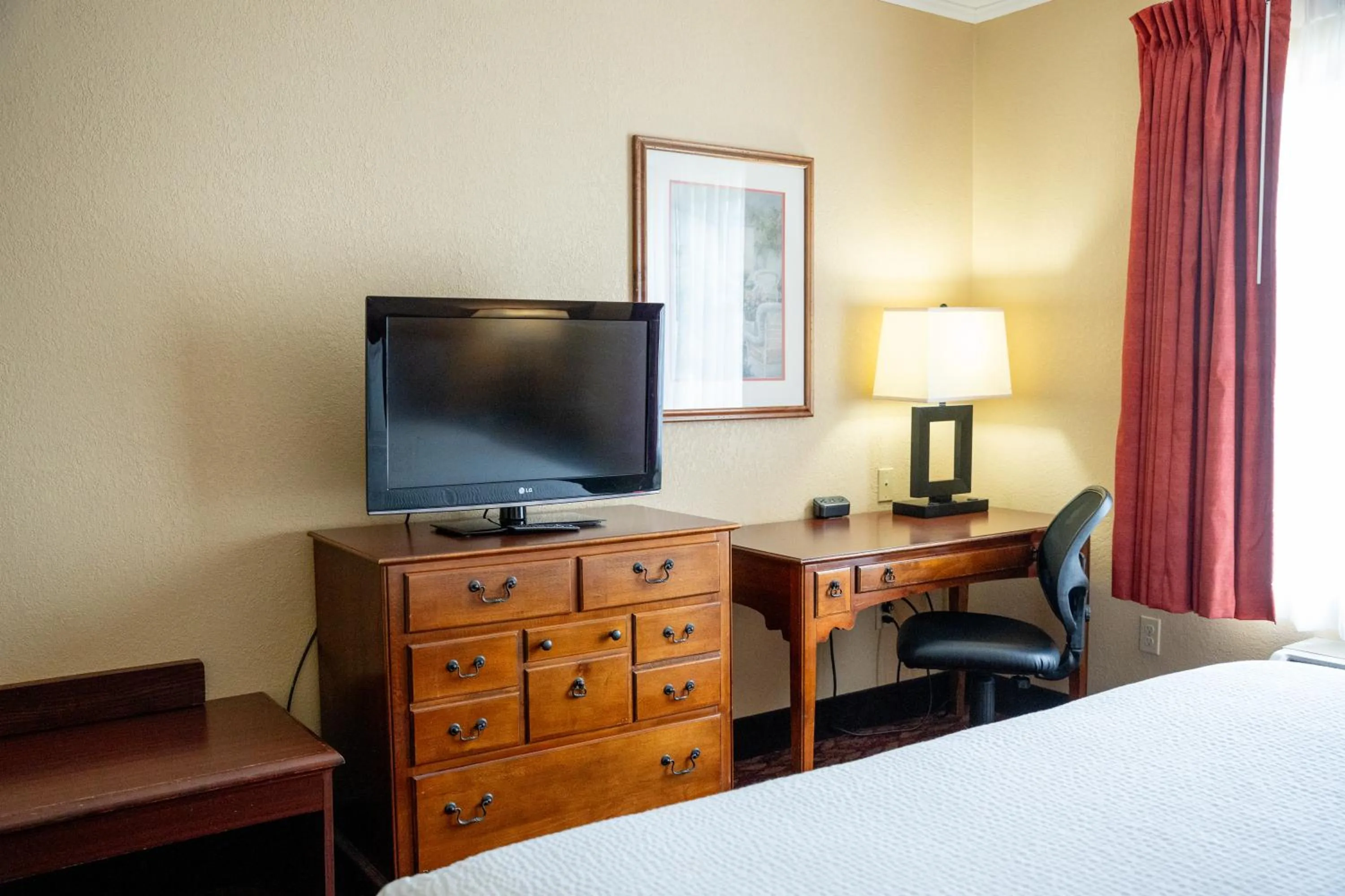 Bed in Coshocton Village Inn & Suites