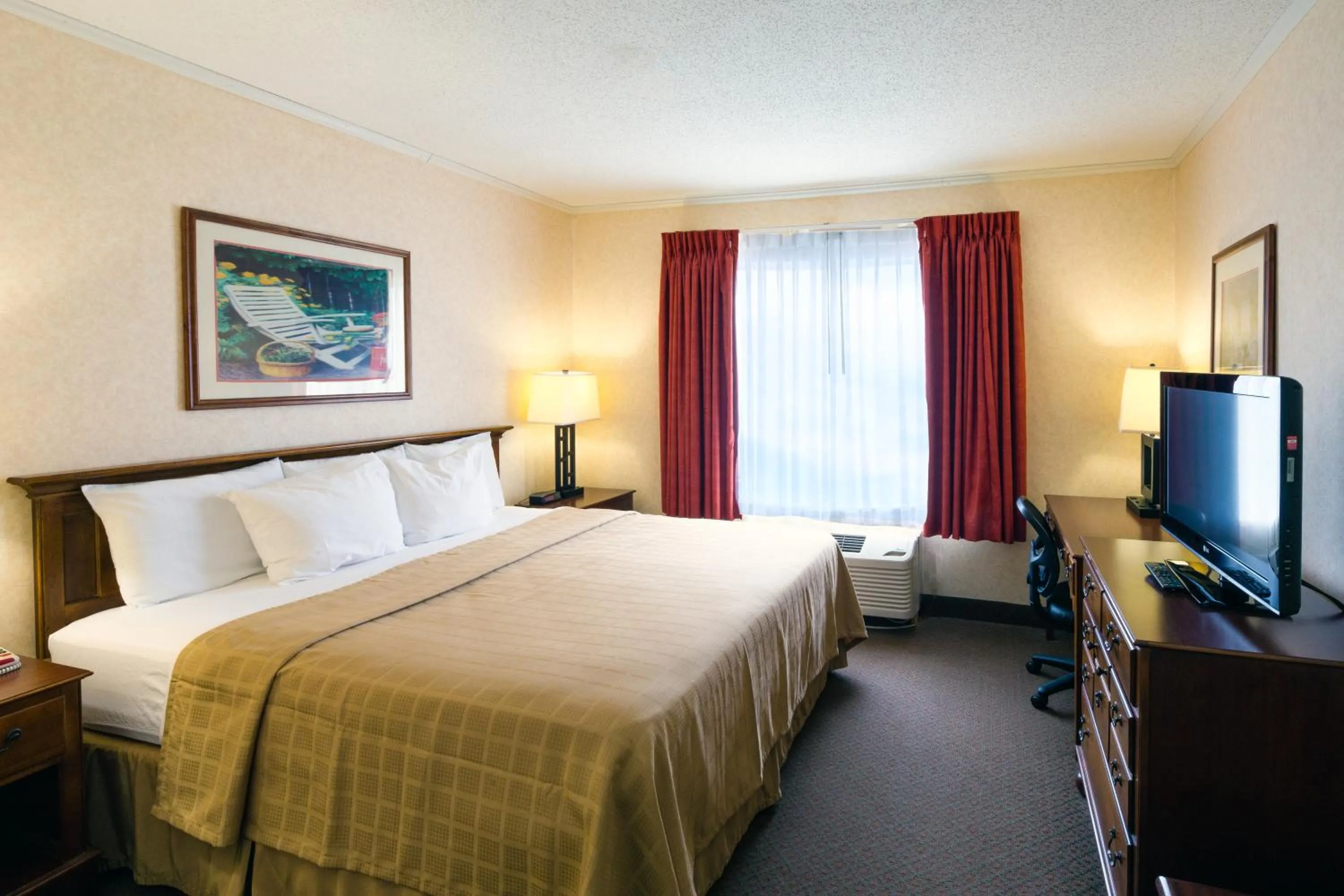 Bed in Coshocton Village Inn & Suites