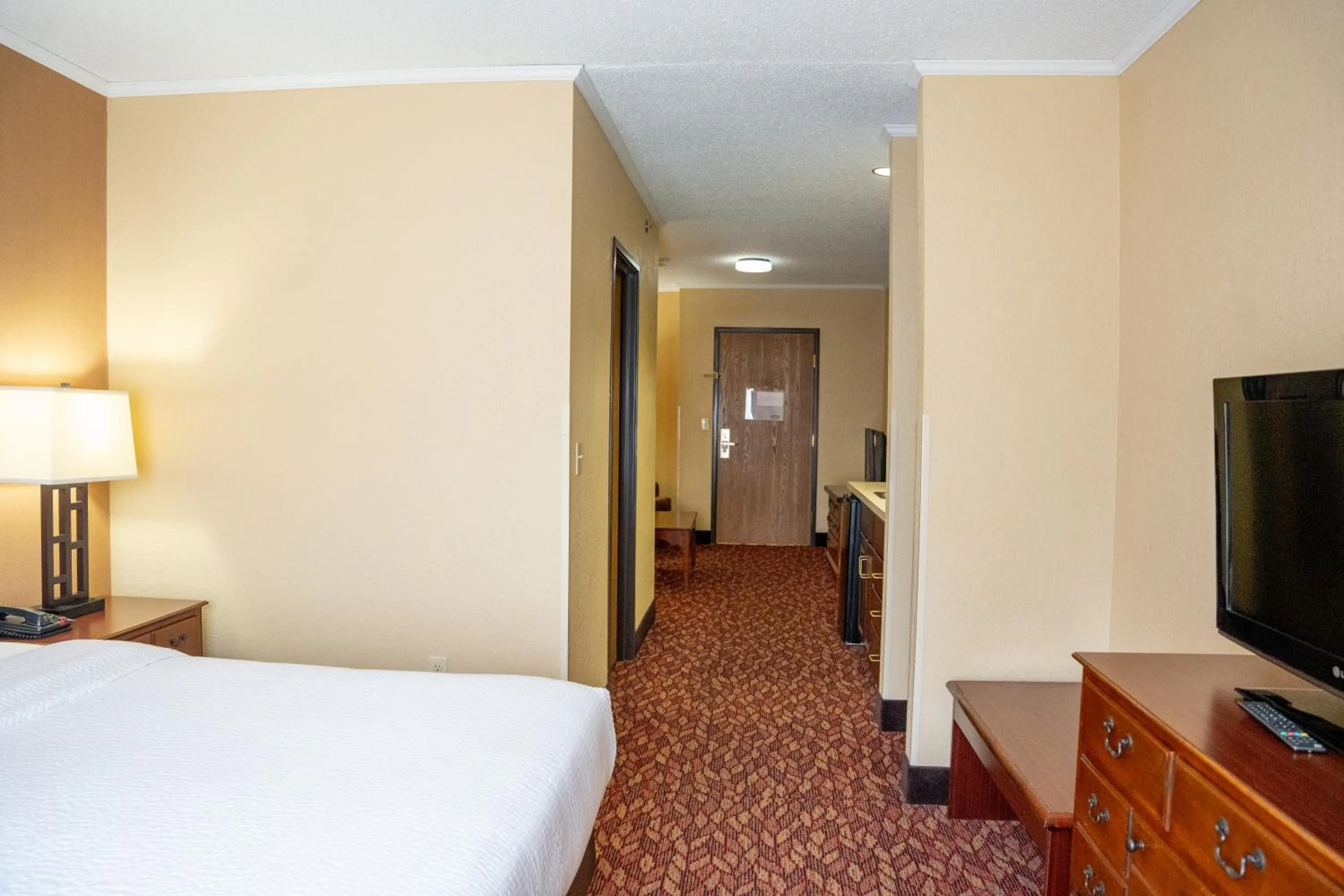 Bed in Coshocton Village Inn & Suites