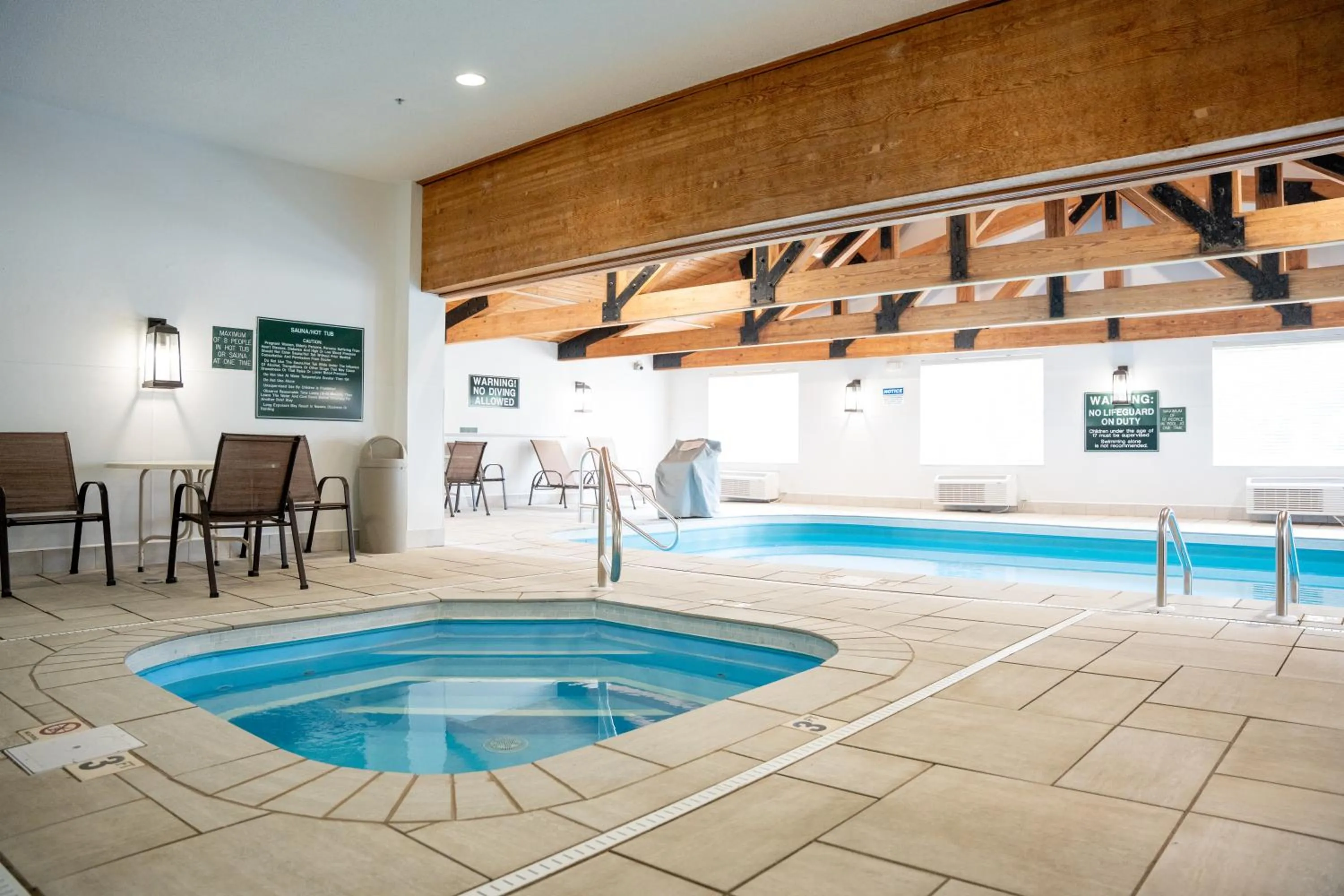 Swimming pool in Coshocton Village Inn & Suites