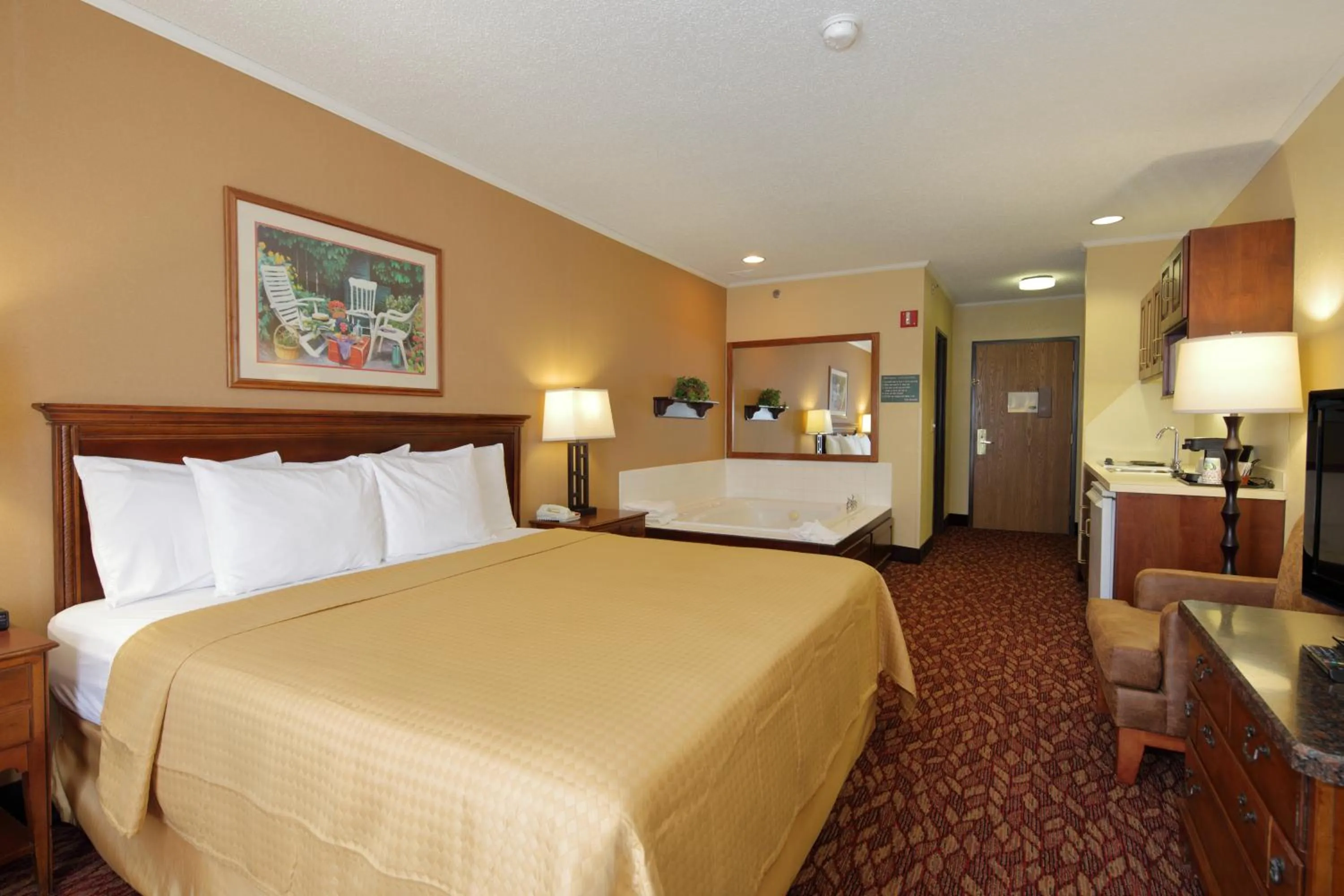 Bed in Coshocton Village Inn & Suites