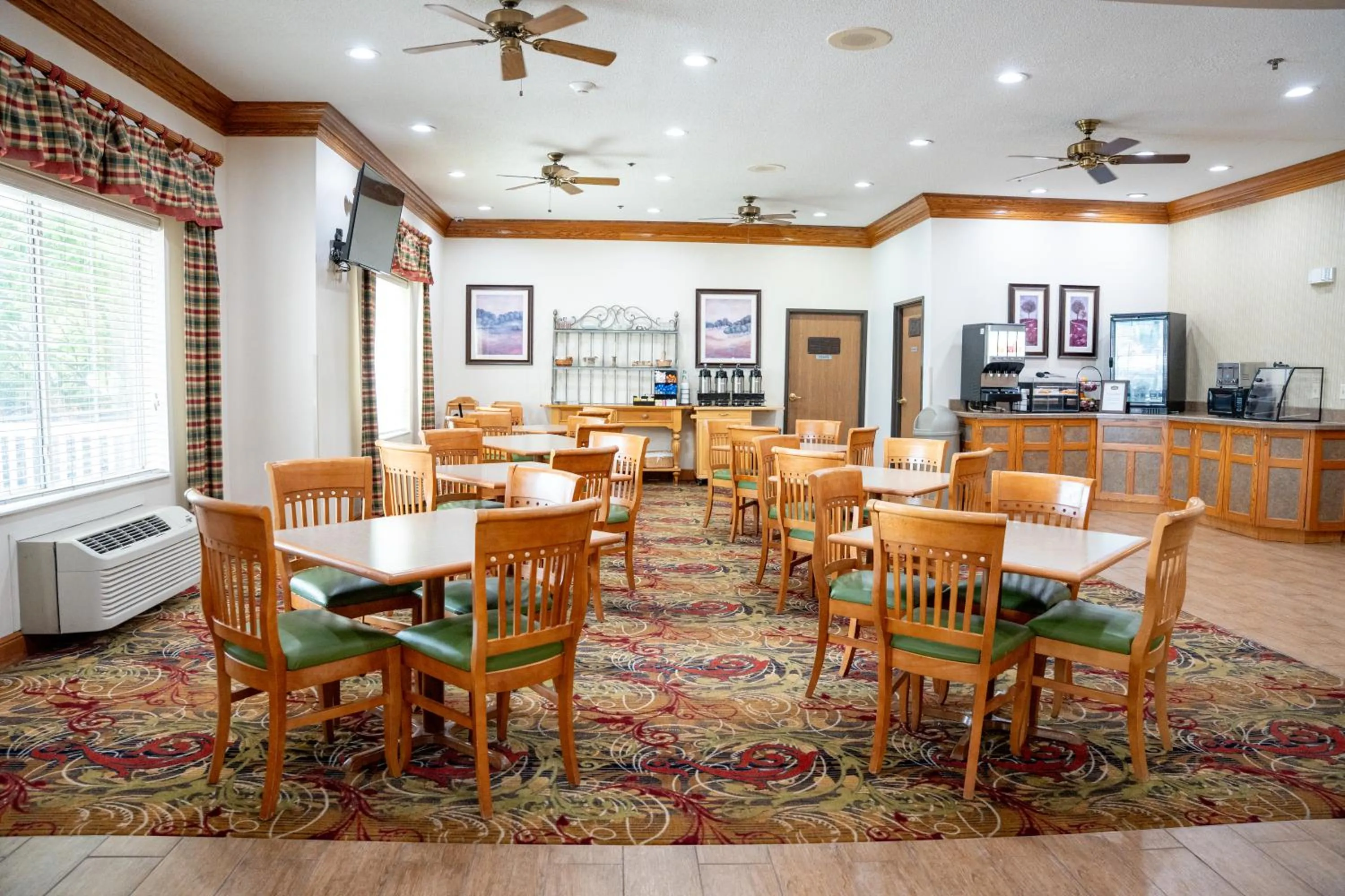 Coshocton Village Inn & Suites