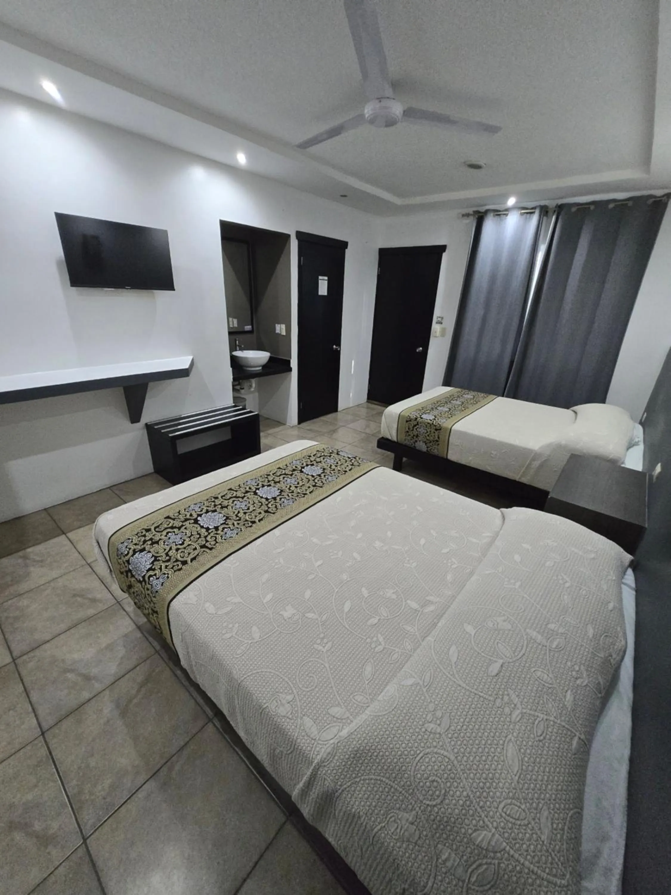 Bed in Hotel Raga Inn