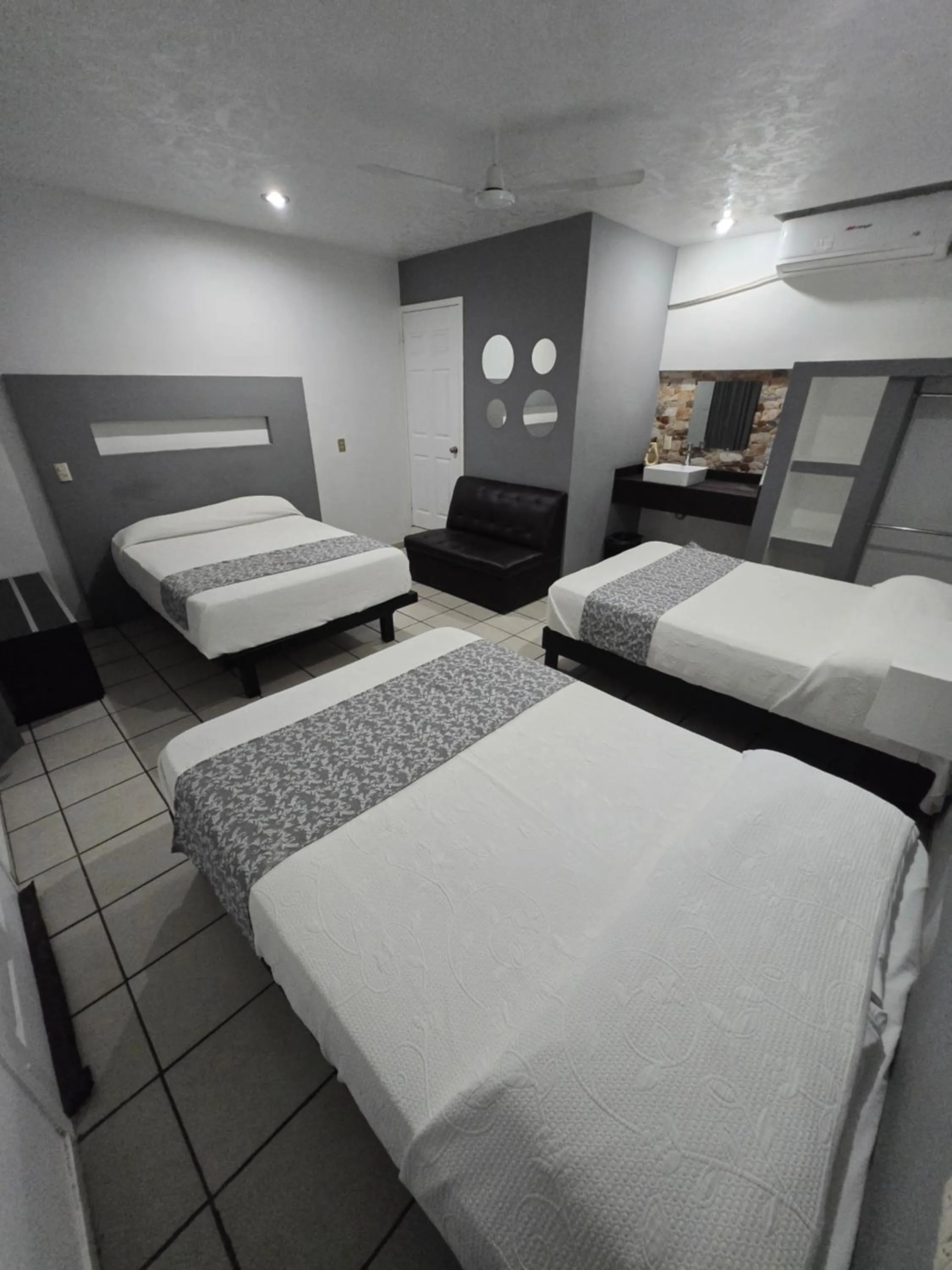 Bed in Hotel Raga Inn