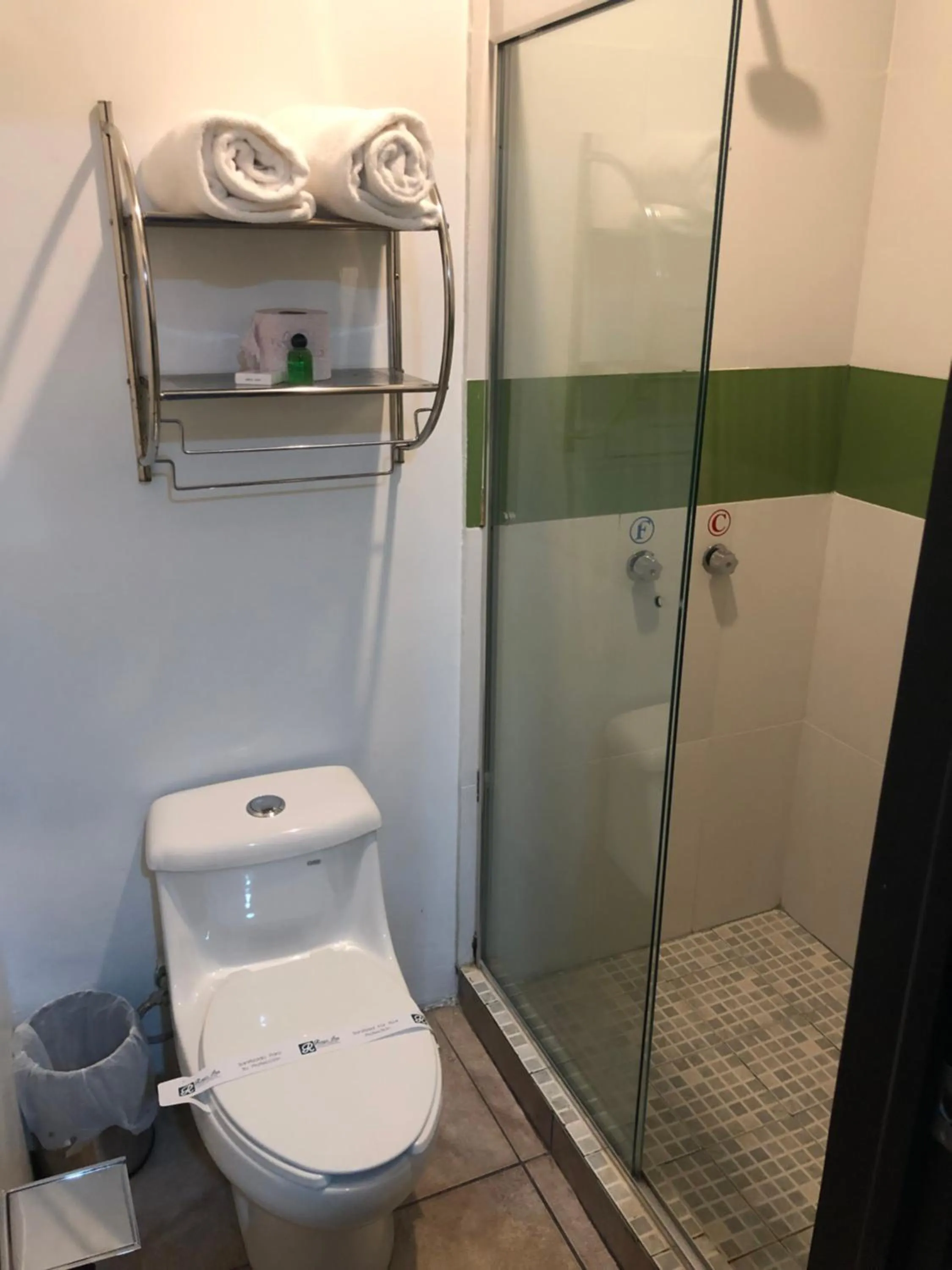 Toilet in Hotel Raga Inn