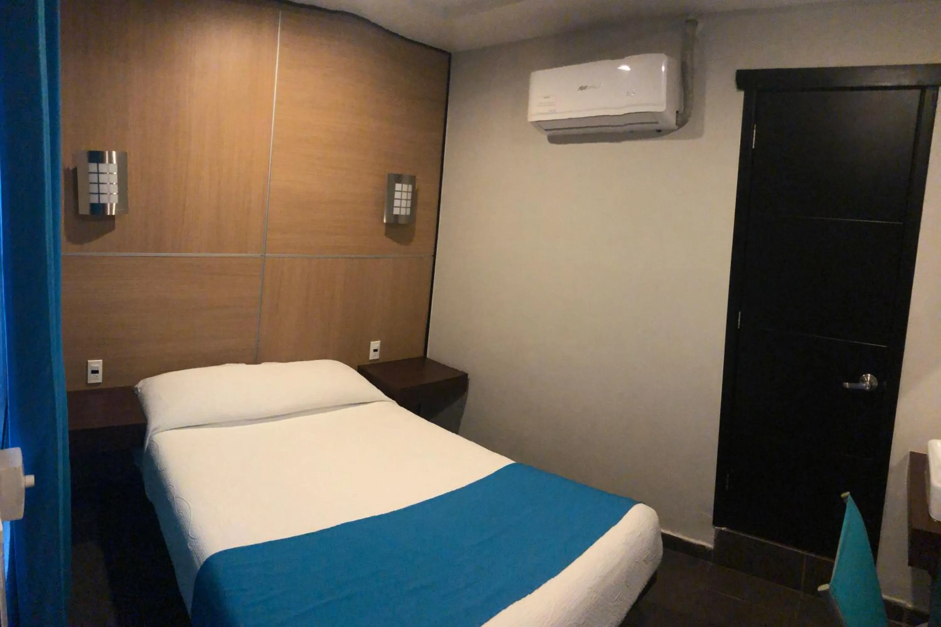 Bed in Hotel Raga Inn