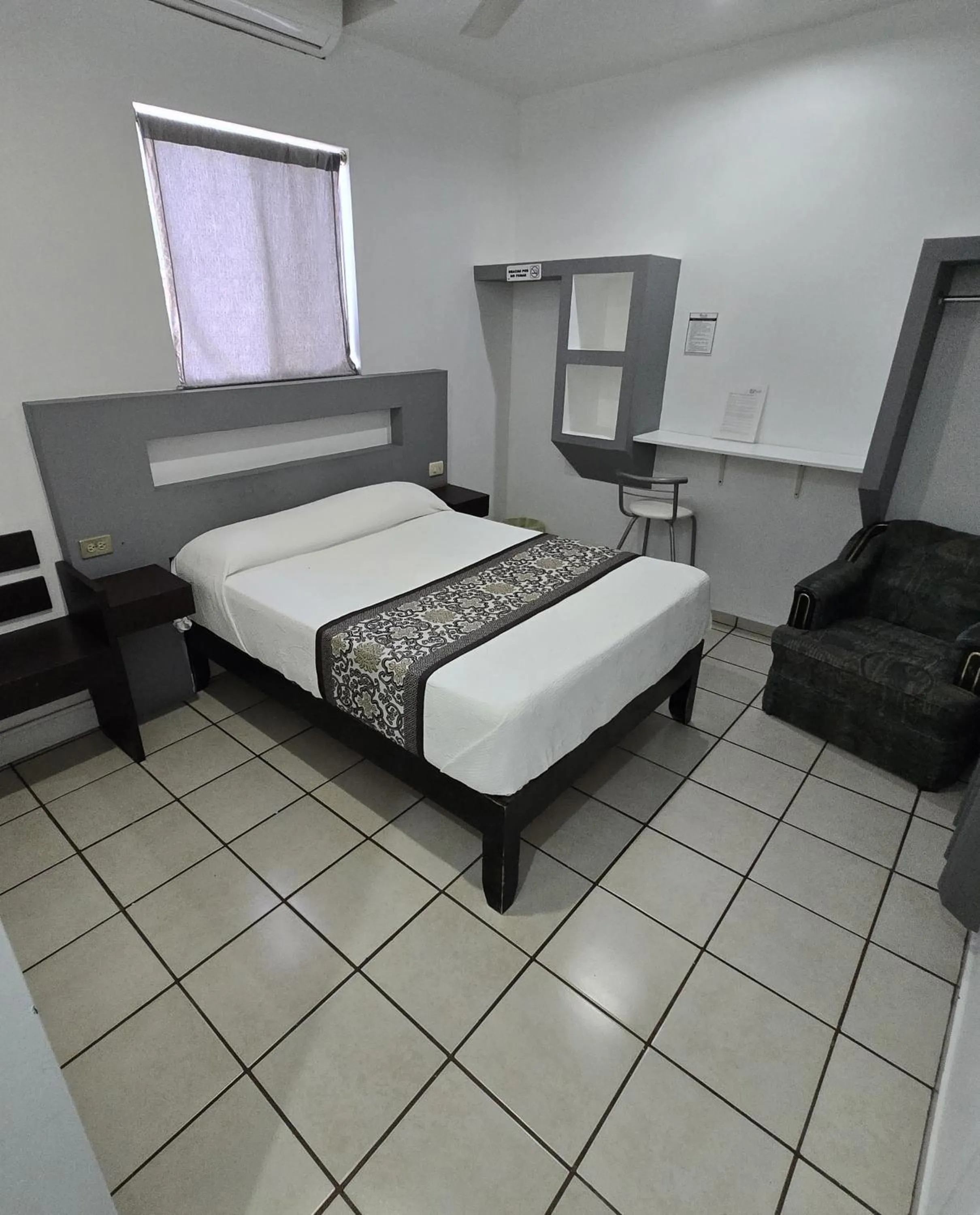 Bed in Hotel Raga Inn