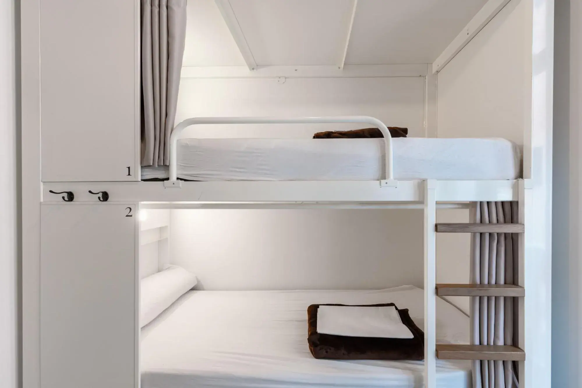 Bed in 10-Bed Female Dormitory Room in Black Swan Hostel Granada Bed in 10-Bed Female Dormitory Room in Black Swan Hostel Granada