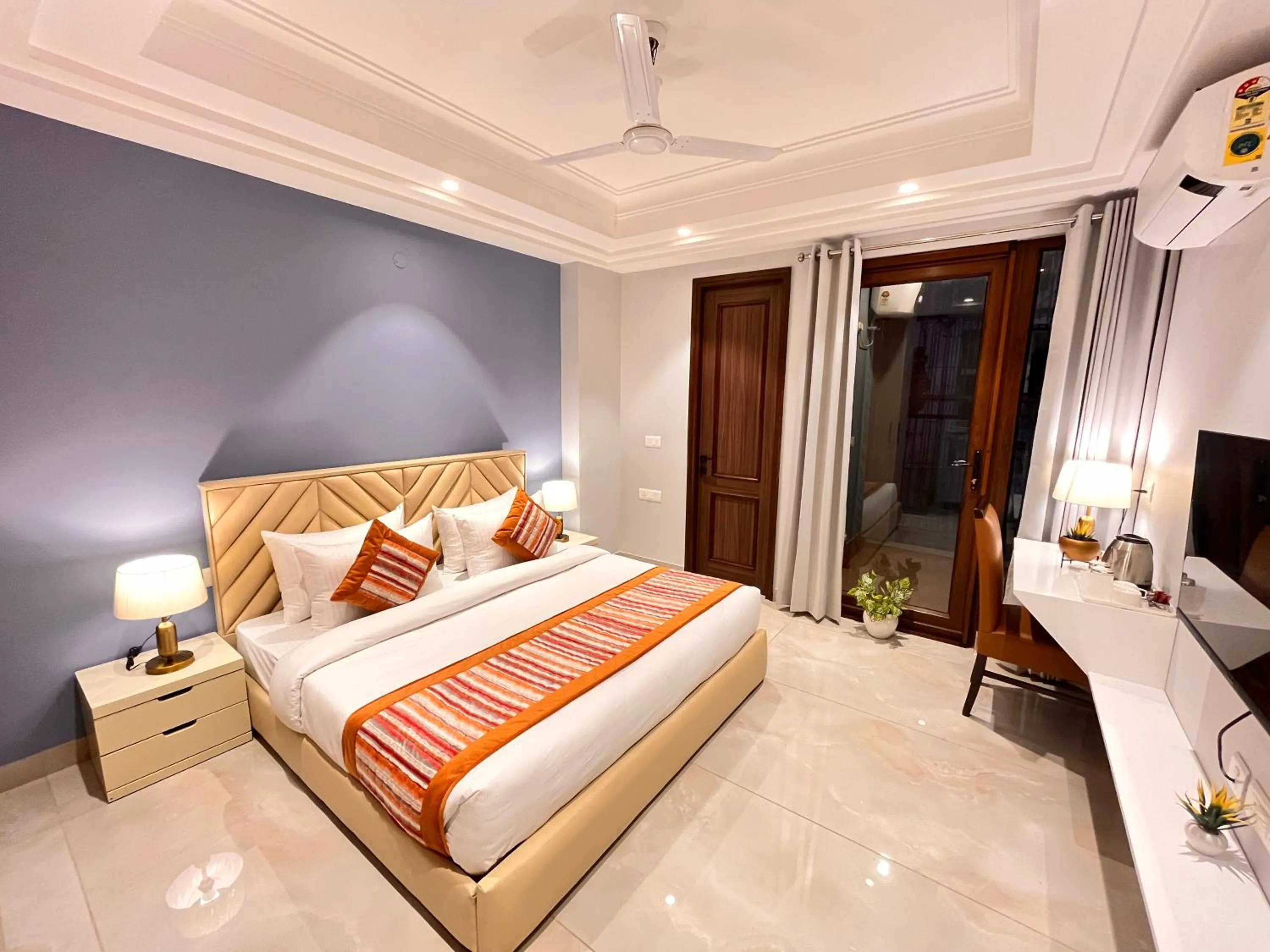 Bed in Hotel South Ex Residency - South Ex near AIIMS Delhi - Couple Friendly