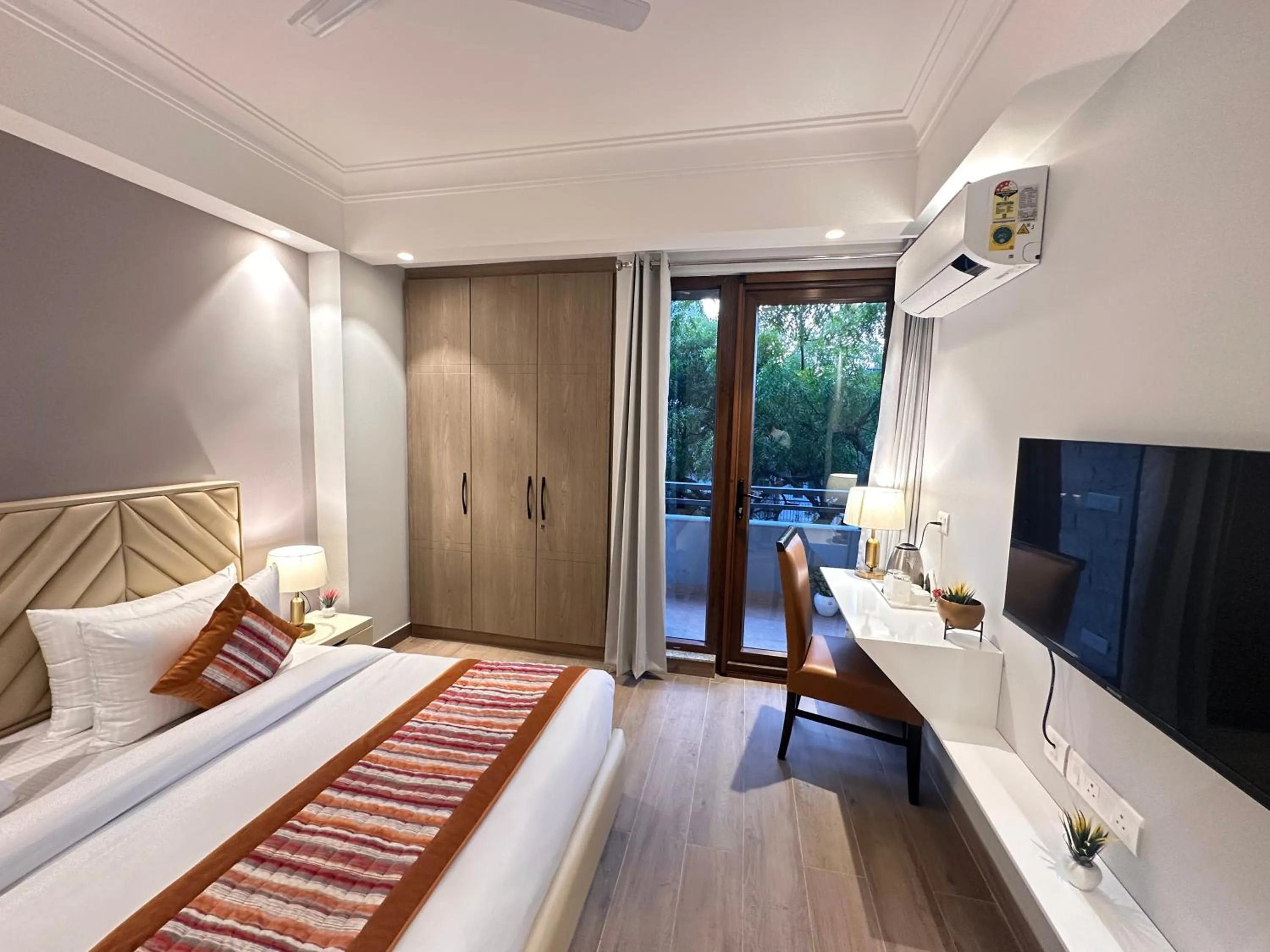 Bed in Hotel South Ex Residency - South Ex near AIIMS Delhi - Couple Friendly