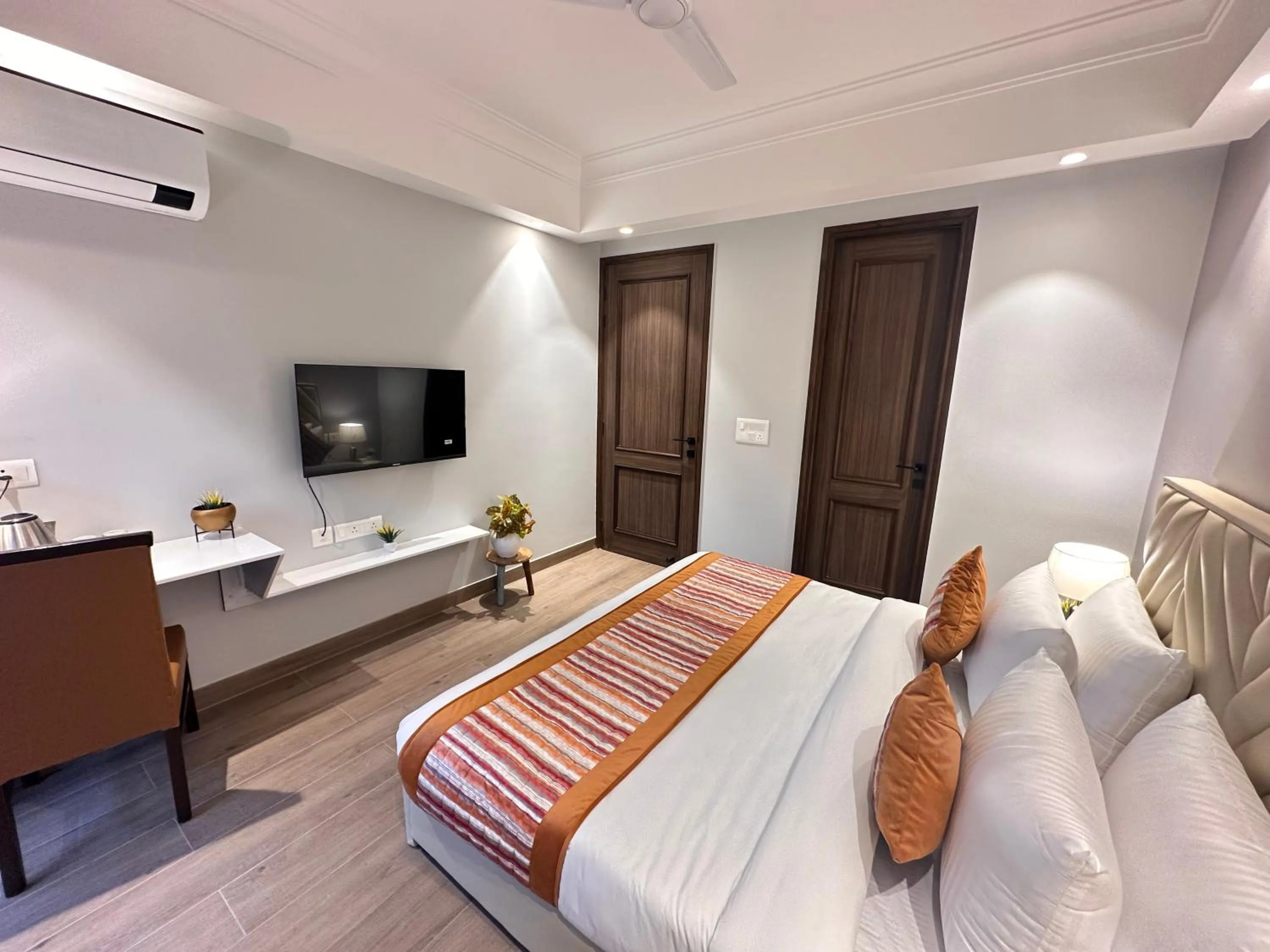 Bed in Hotel South Ex Residency - South Ex near AIIMS Delhi - Couple Friendly