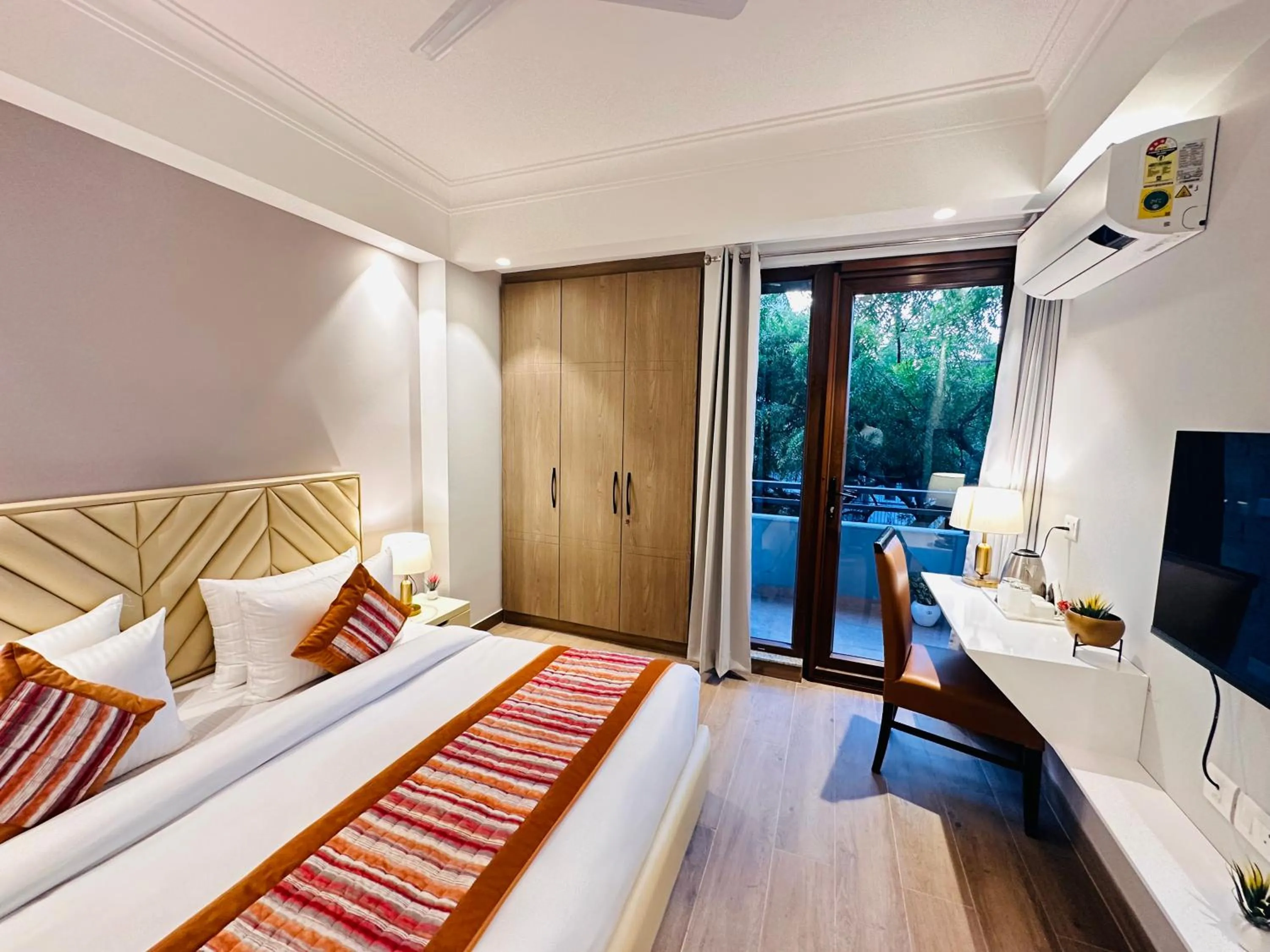 Bed in Hotel South Ex Residency - South Ex near AIIMS Delhi - Couple Friendly