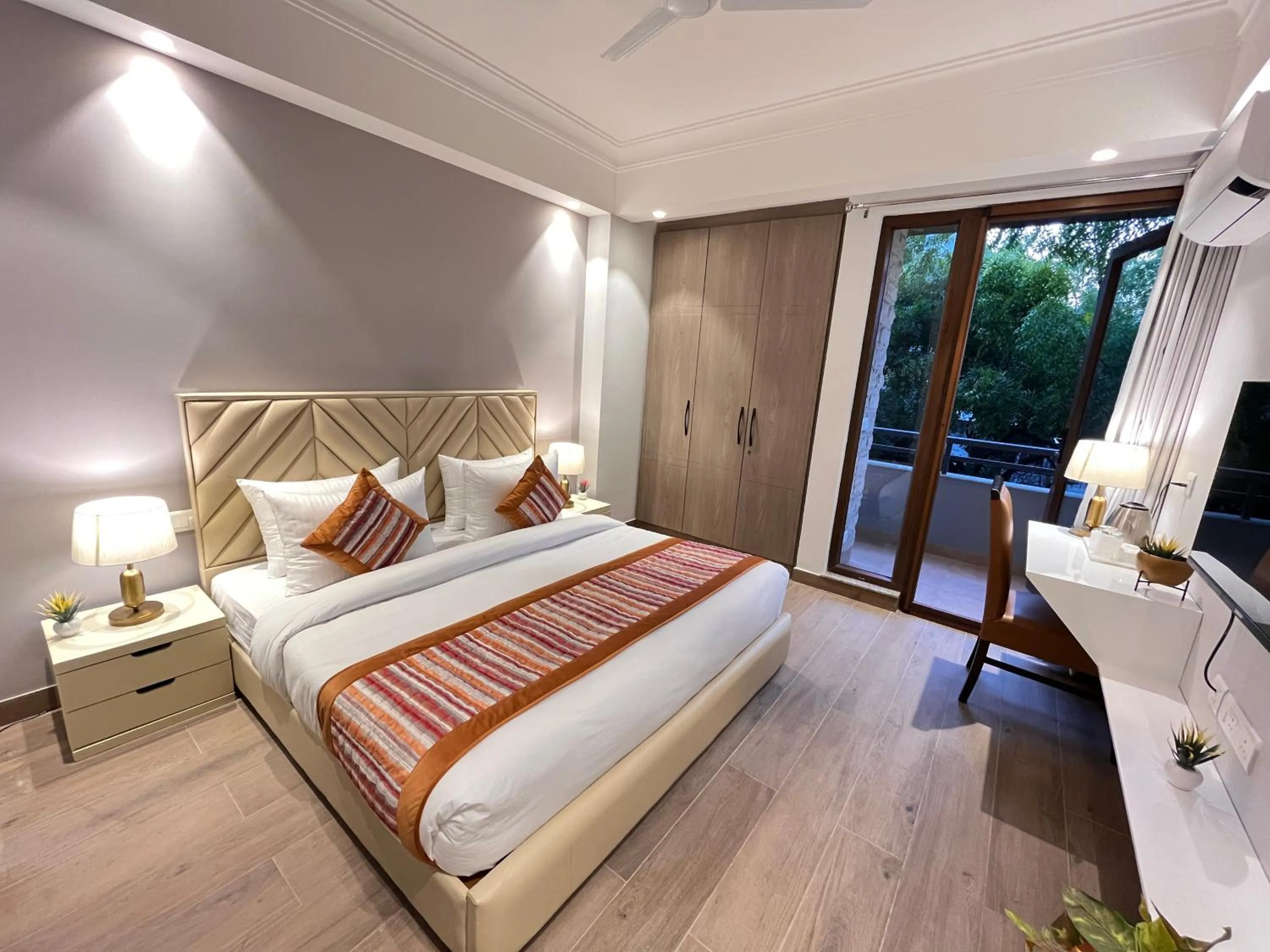 Bed in Hotel South Ex Residency - South Ex near AIIMS Delhi - Couple Friendly