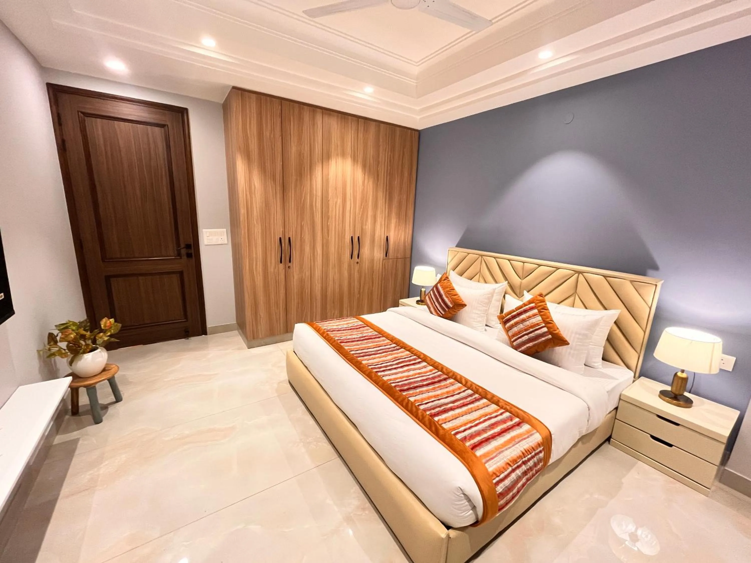 Bed in Hotel South Ex Residency - South Ex near AIIMS Delhi - Couple Friendly