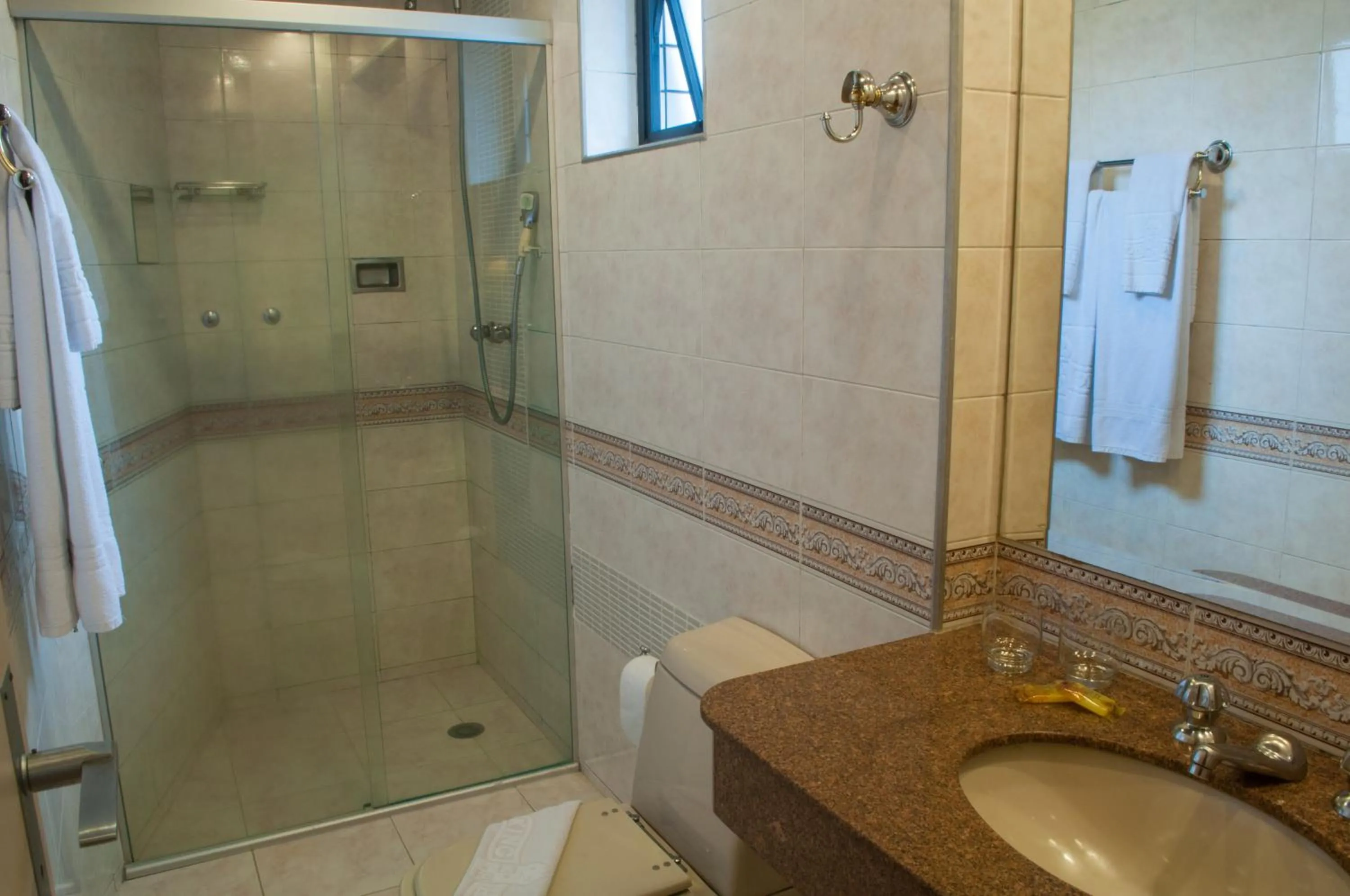 Twin Room with Bathroom in King Hotel