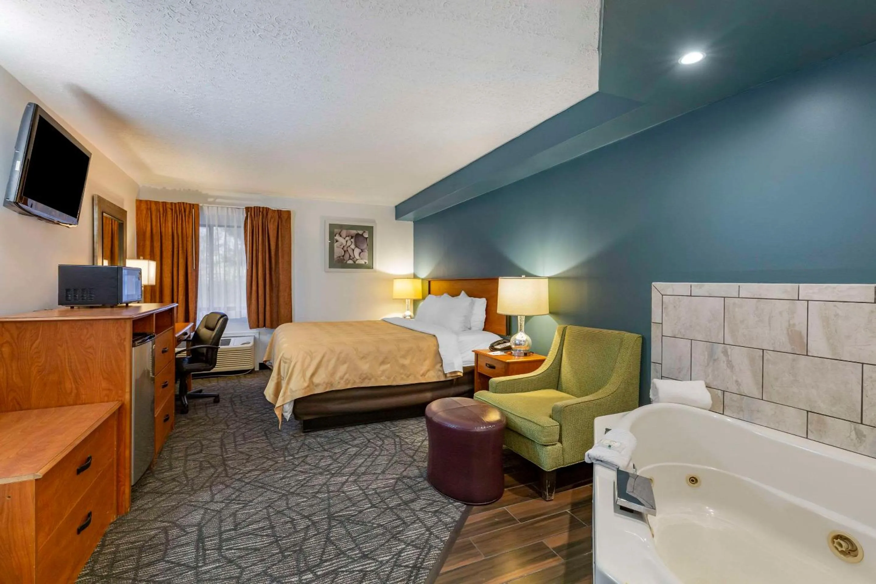 Bedroom, Bed in Quality Inn Austintown-Youngstown West