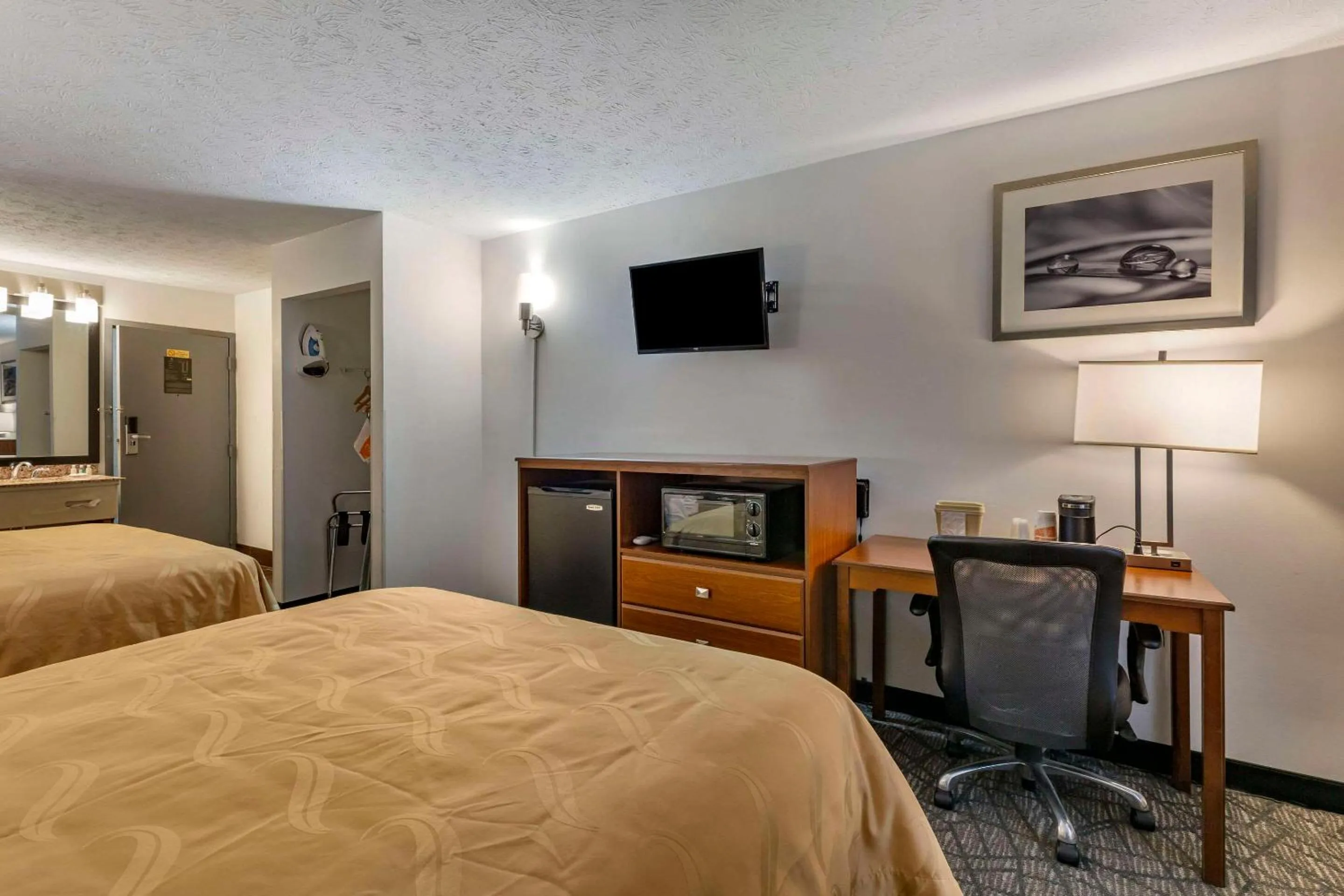 Bedroom, Bed in Quality Inn Austintown-Youngstown West