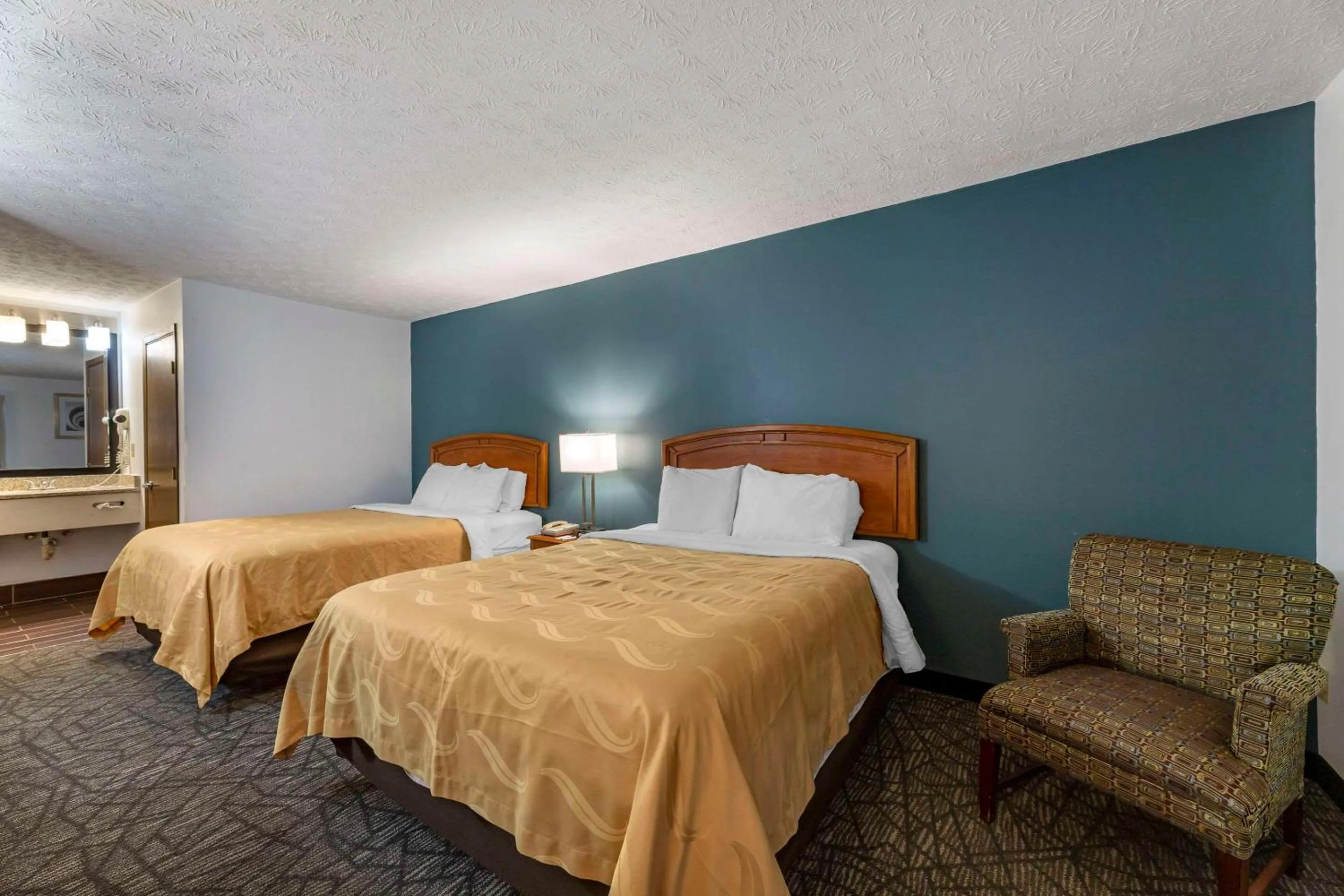 Bedroom, Bed in Quality Inn Austintown-Youngstown West