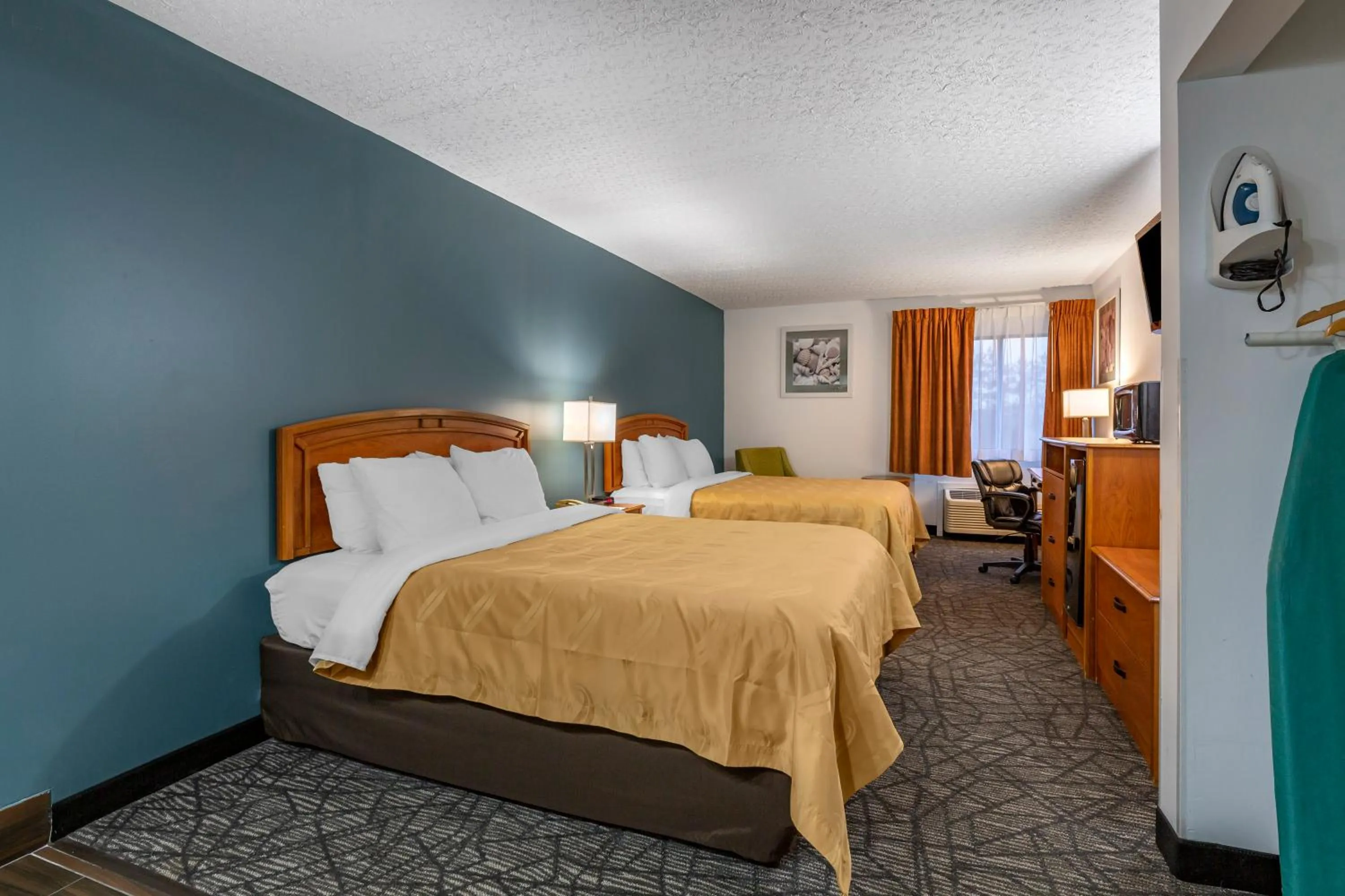 View (from property/room), Bed in Quality Inn Austintown-Youngstown West