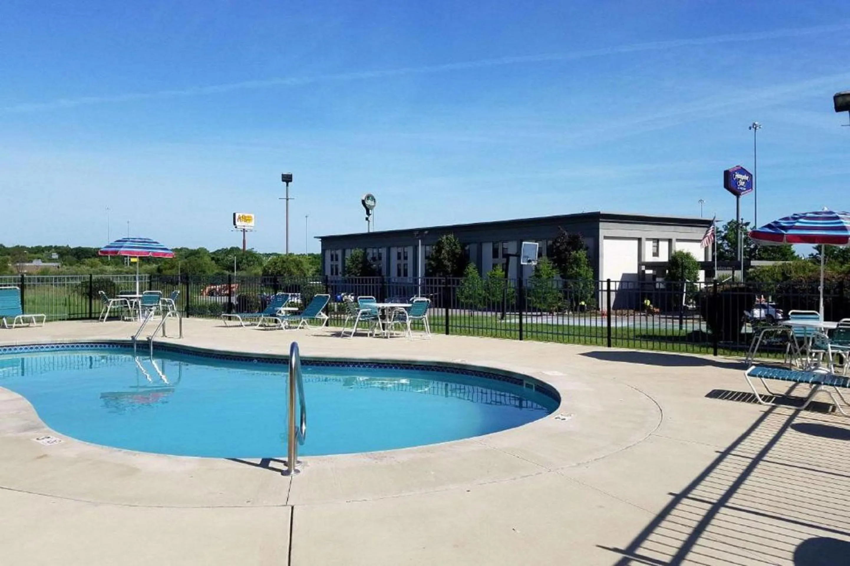 Swimming pool in Quality Inn Austintown-Youngstown West