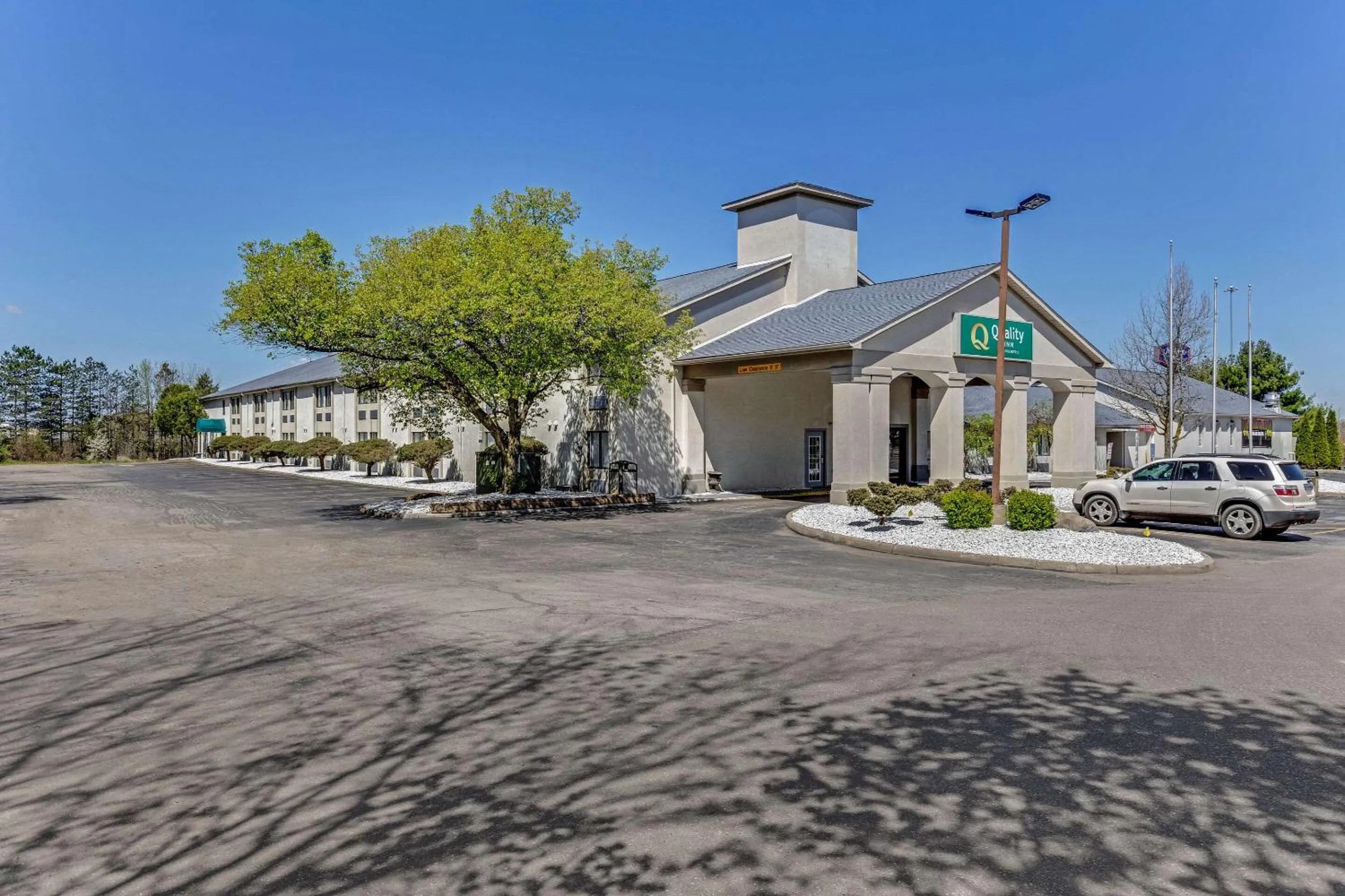 Property building in Quality Inn Austintown-Youngstown West
