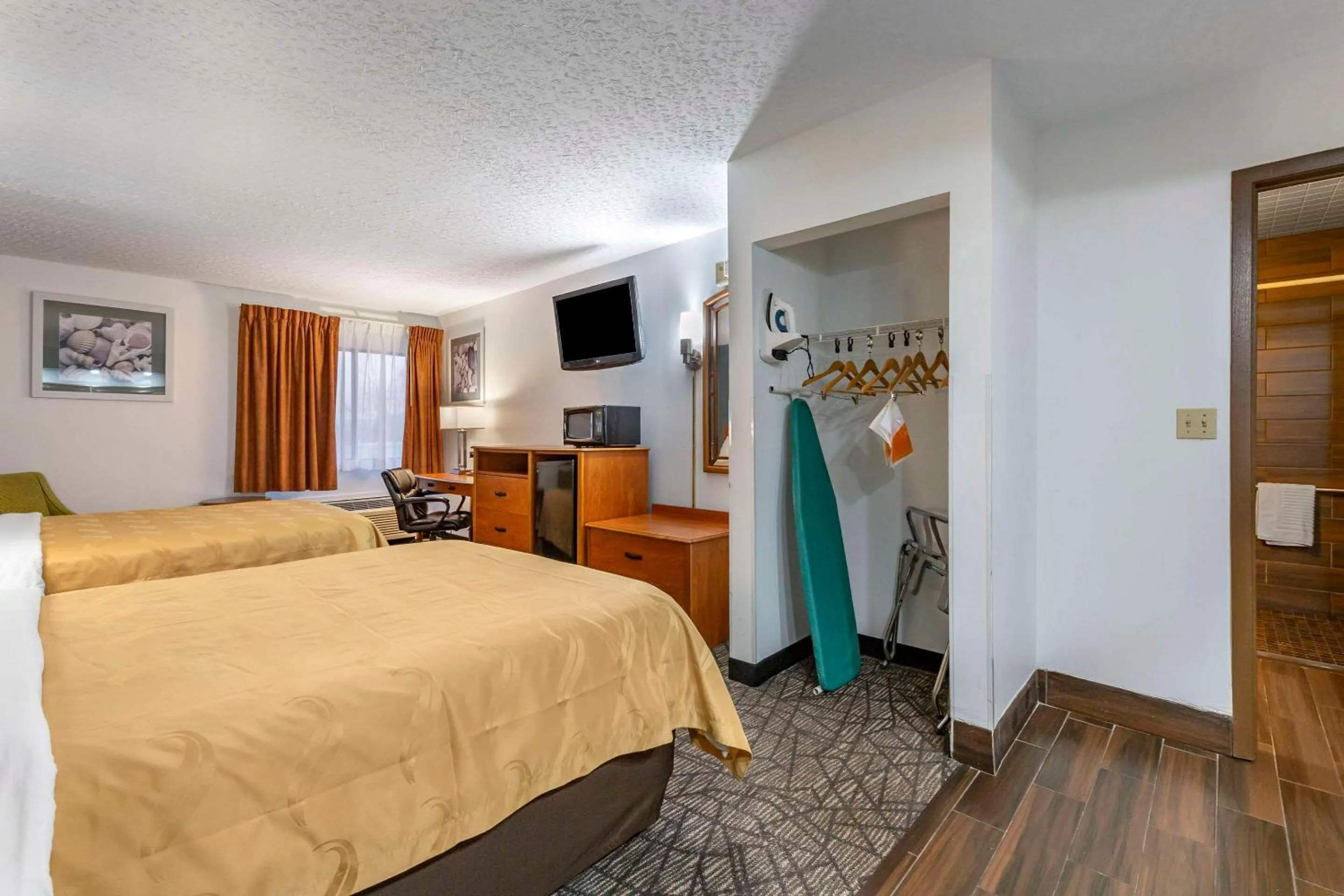 Bedroom, Bed in Quality Inn Austintown-Youngstown West