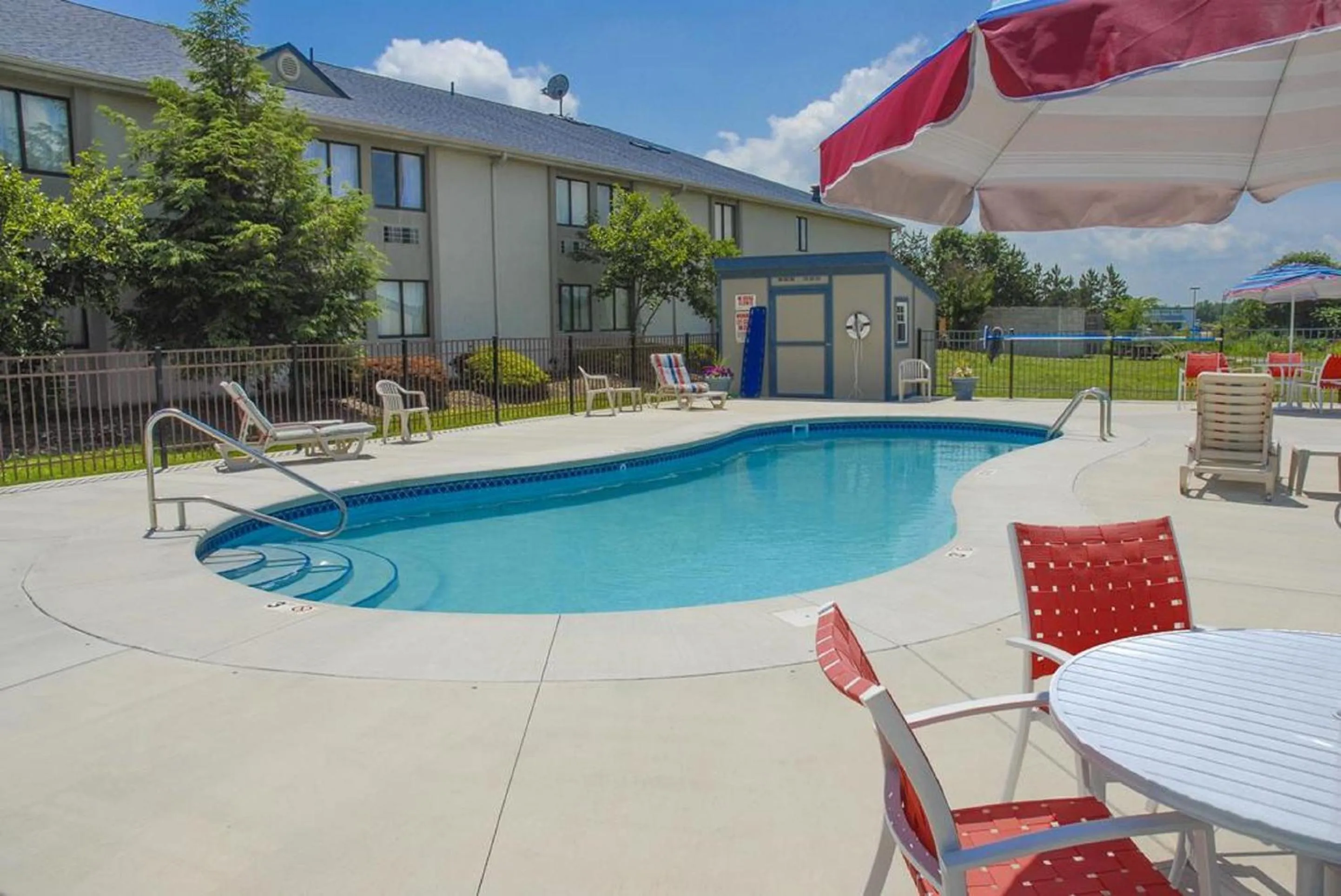 Swimming pool in Quality Inn Austintown-Youngstown West