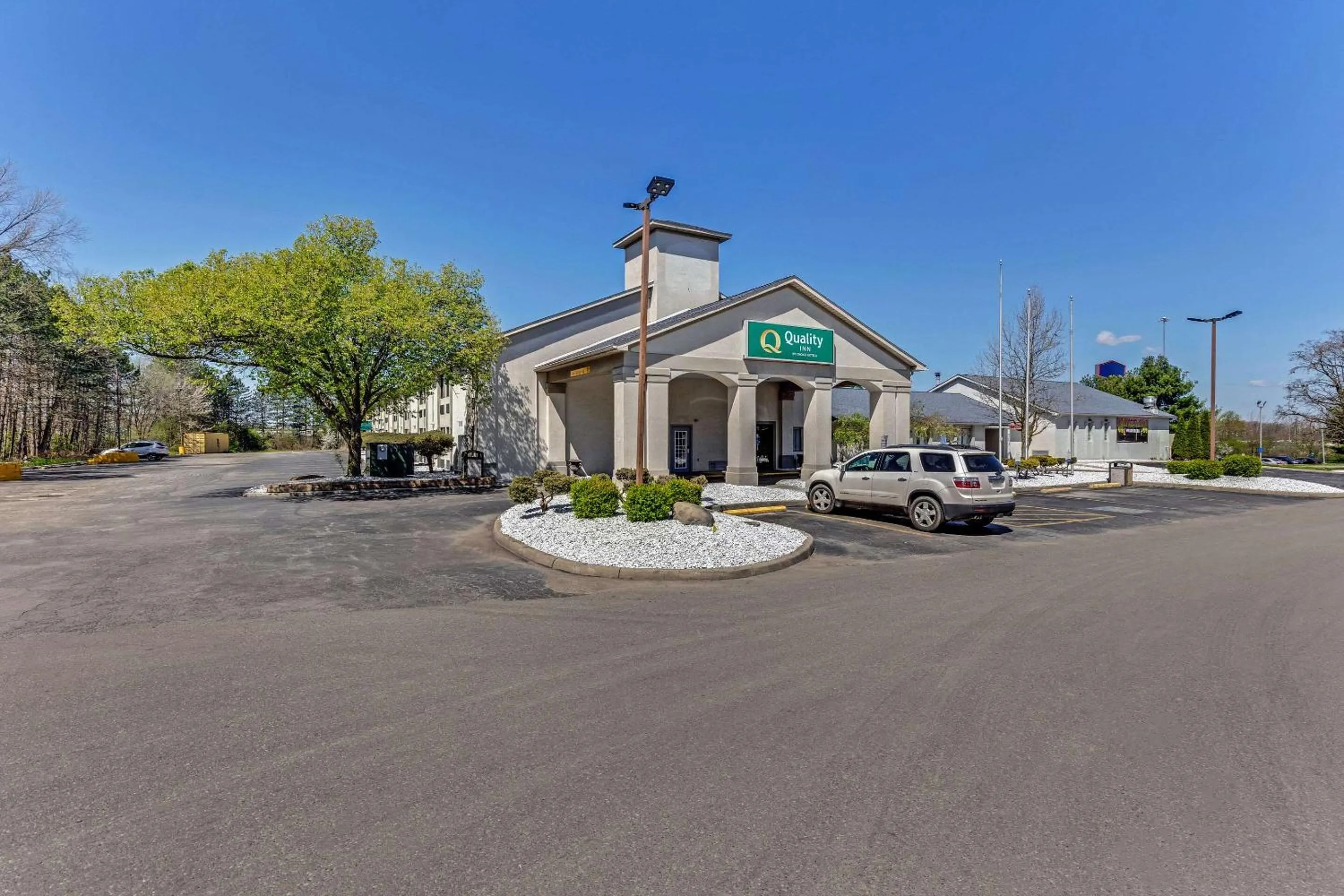 Property building in Quality Inn Austintown-Youngstown West