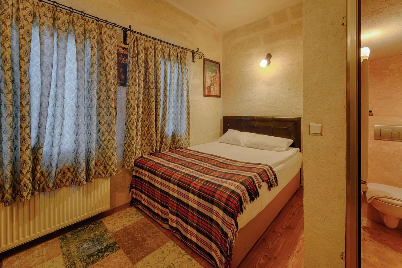 Photo of the whole room, Bed in Avlu Cave House