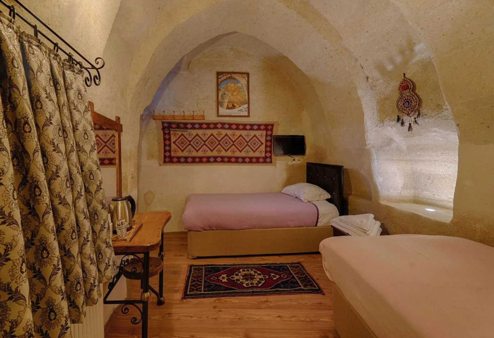 Photo of the whole room, Bed in Avlu Cave House