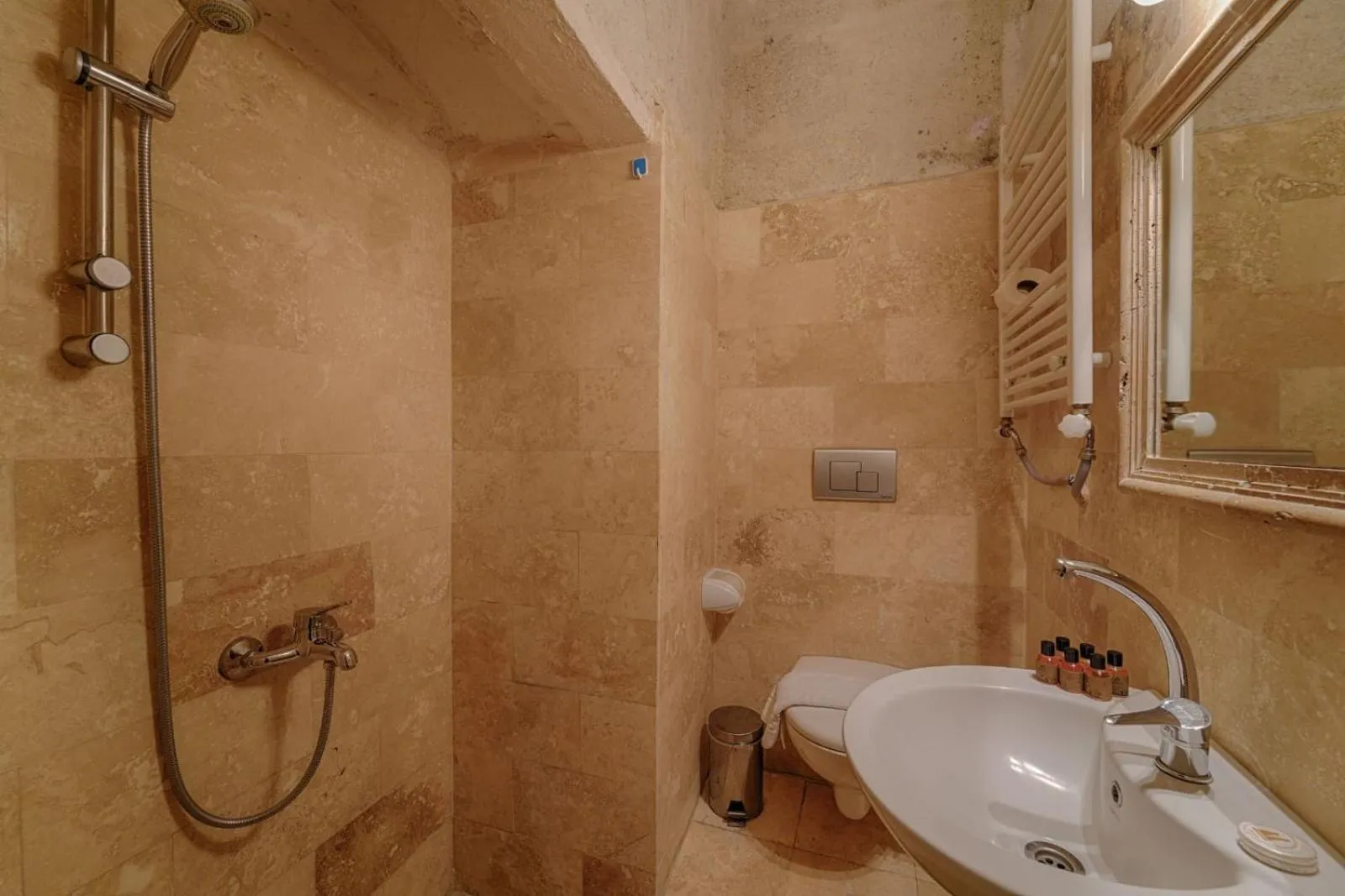 Toilet in Avlu Cave House