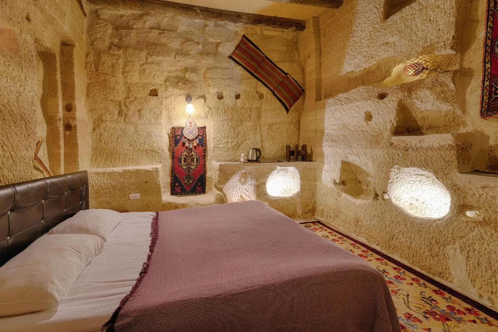 Photo of the whole room, Bed in Avlu Cave House