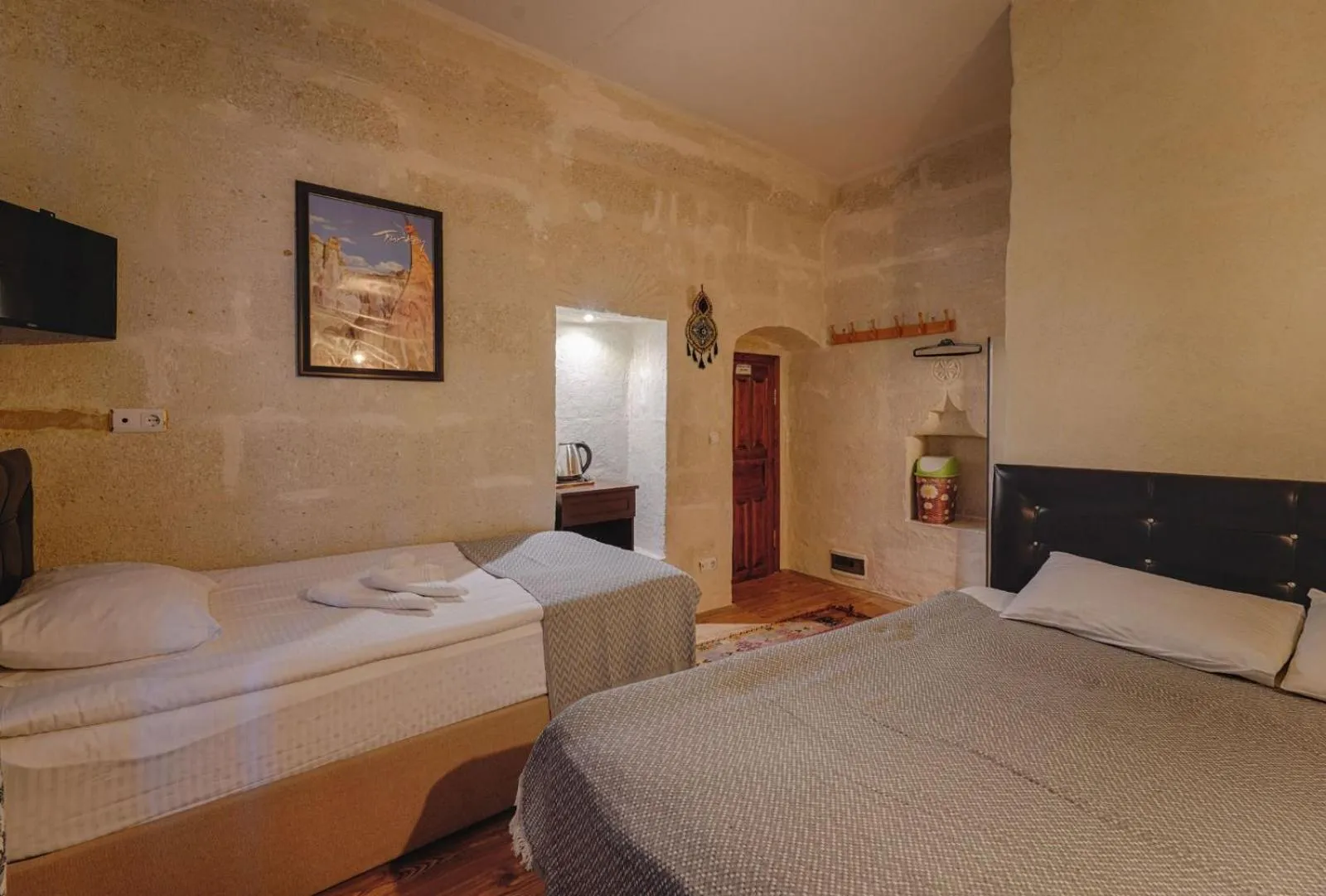 Photo of the whole room, Bed in Avlu Cave House