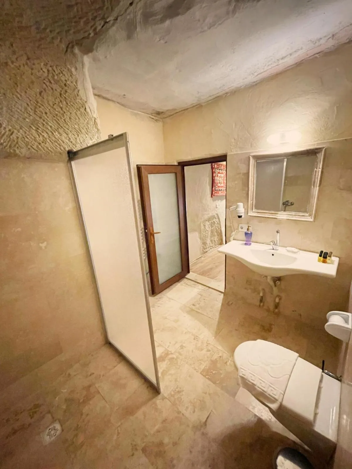 Toilet in Avlu Cave House