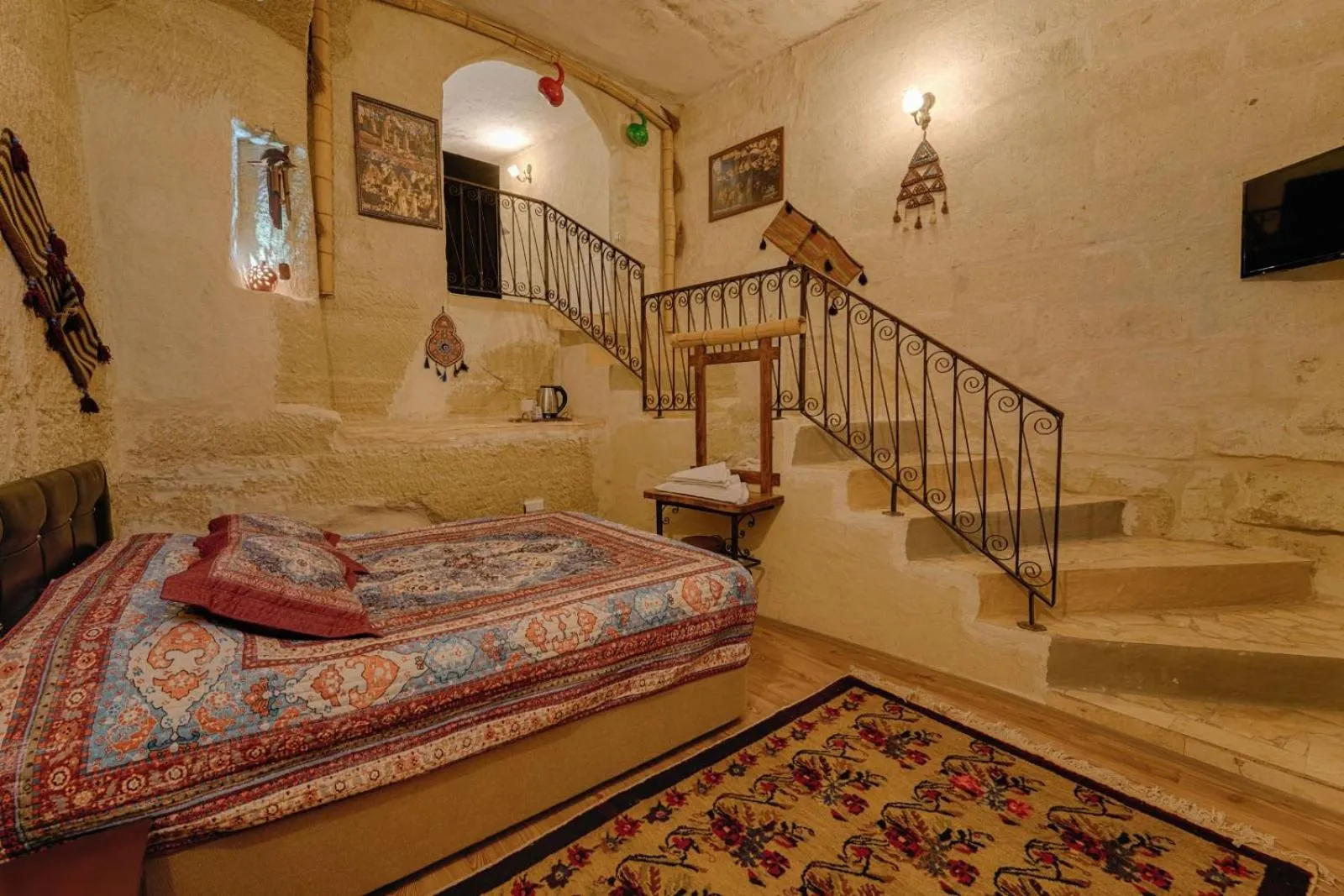 Photo of the whole room, Bed in Avlu Cave House