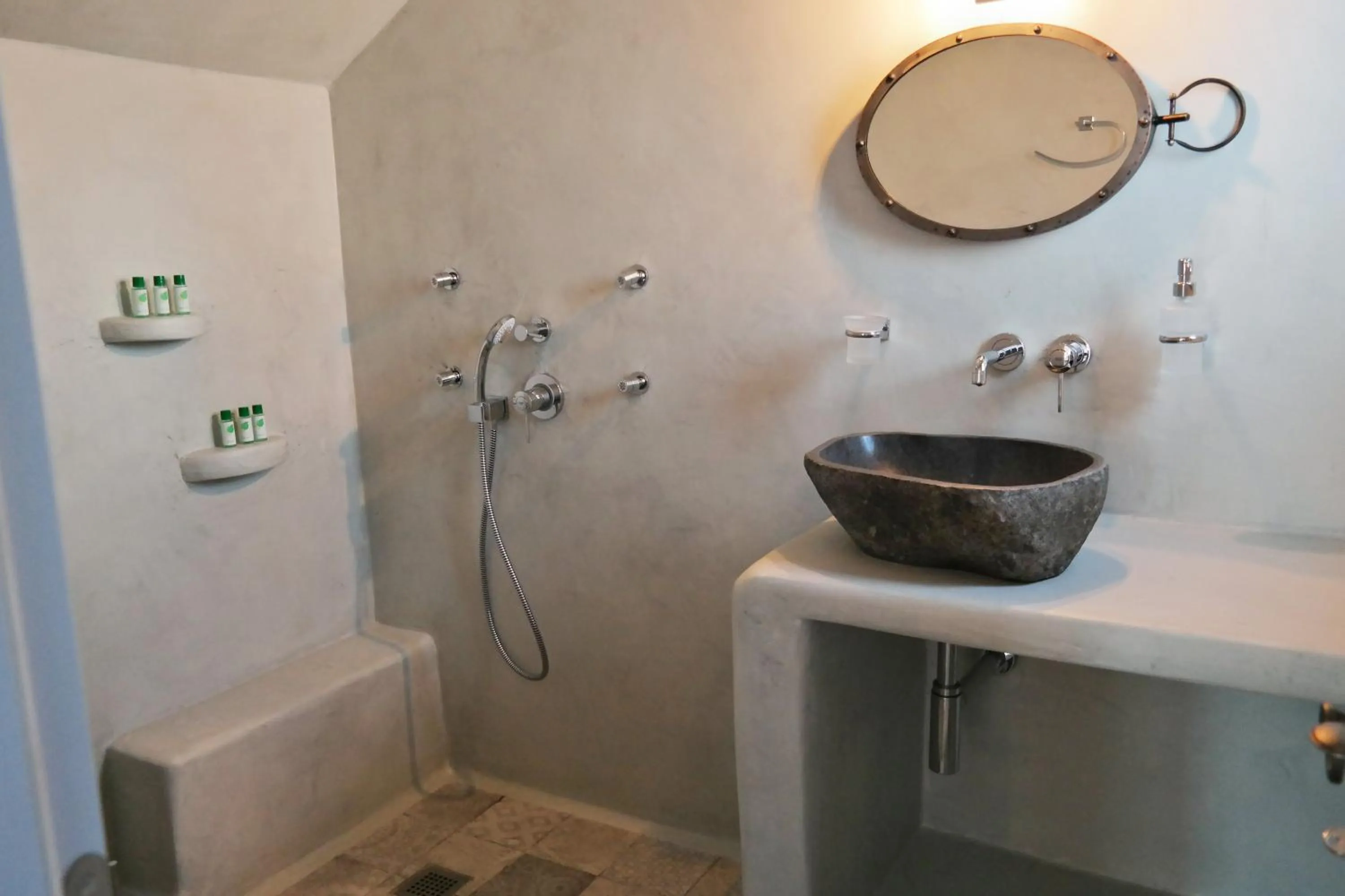 Bathroom in Annio studios