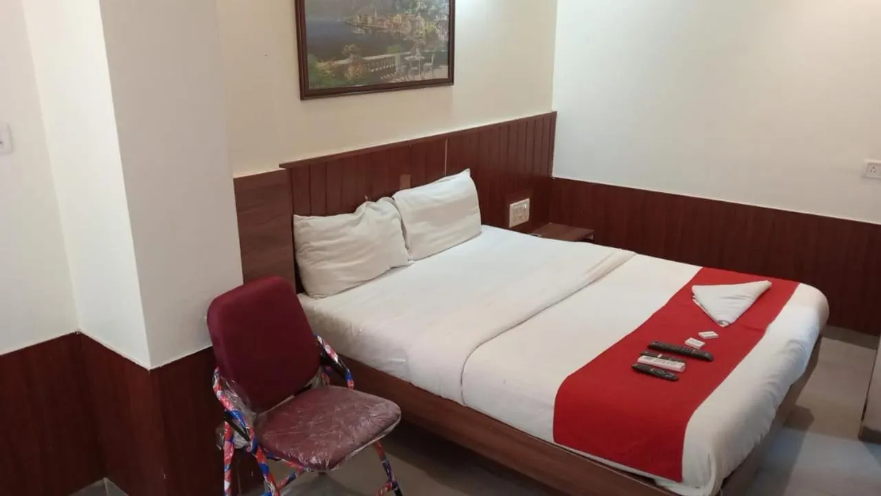 Photo of the whole room, Bed in Terminus Square