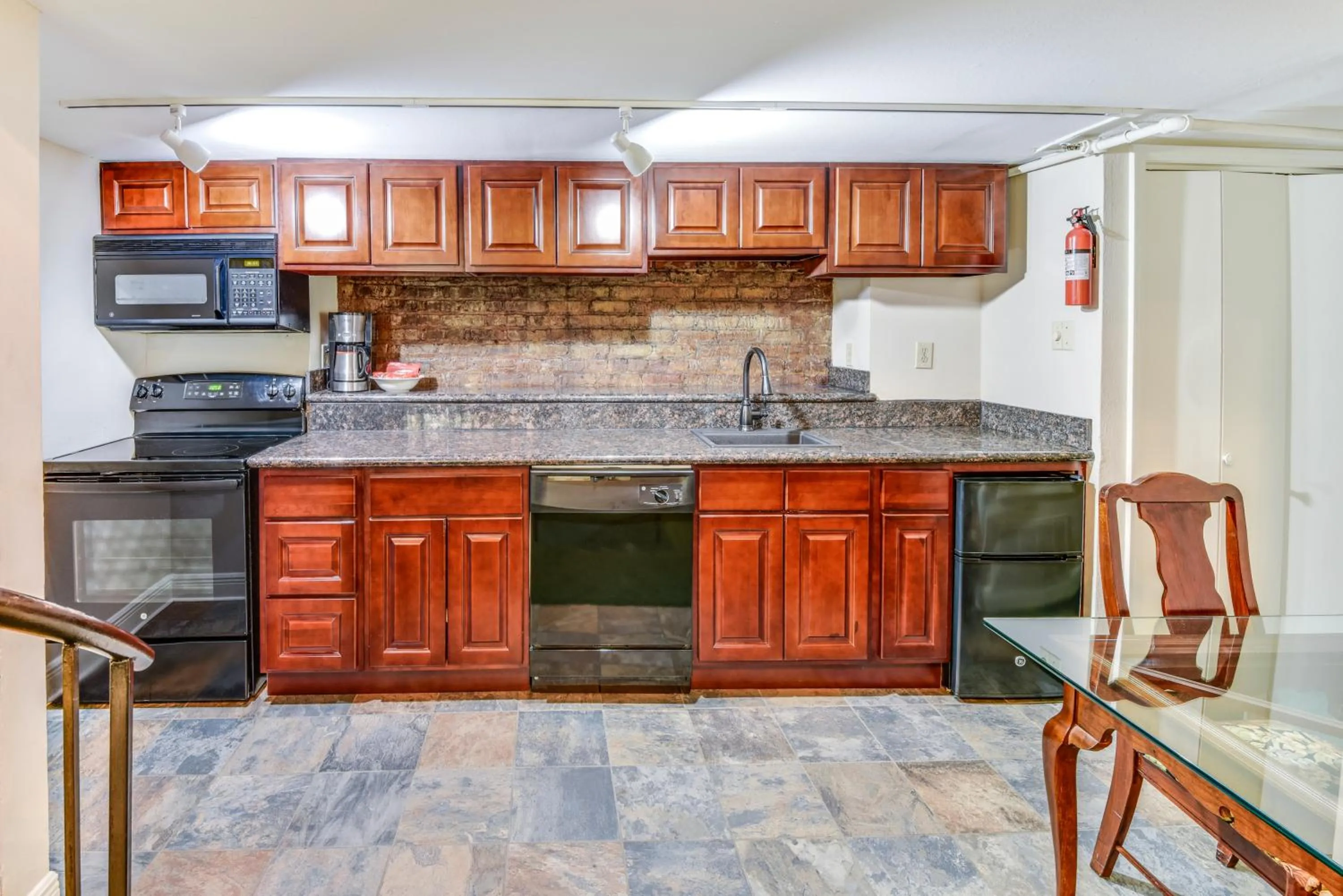 Kitchen or kitchenette in Plaza Suites Downtown New Orleans