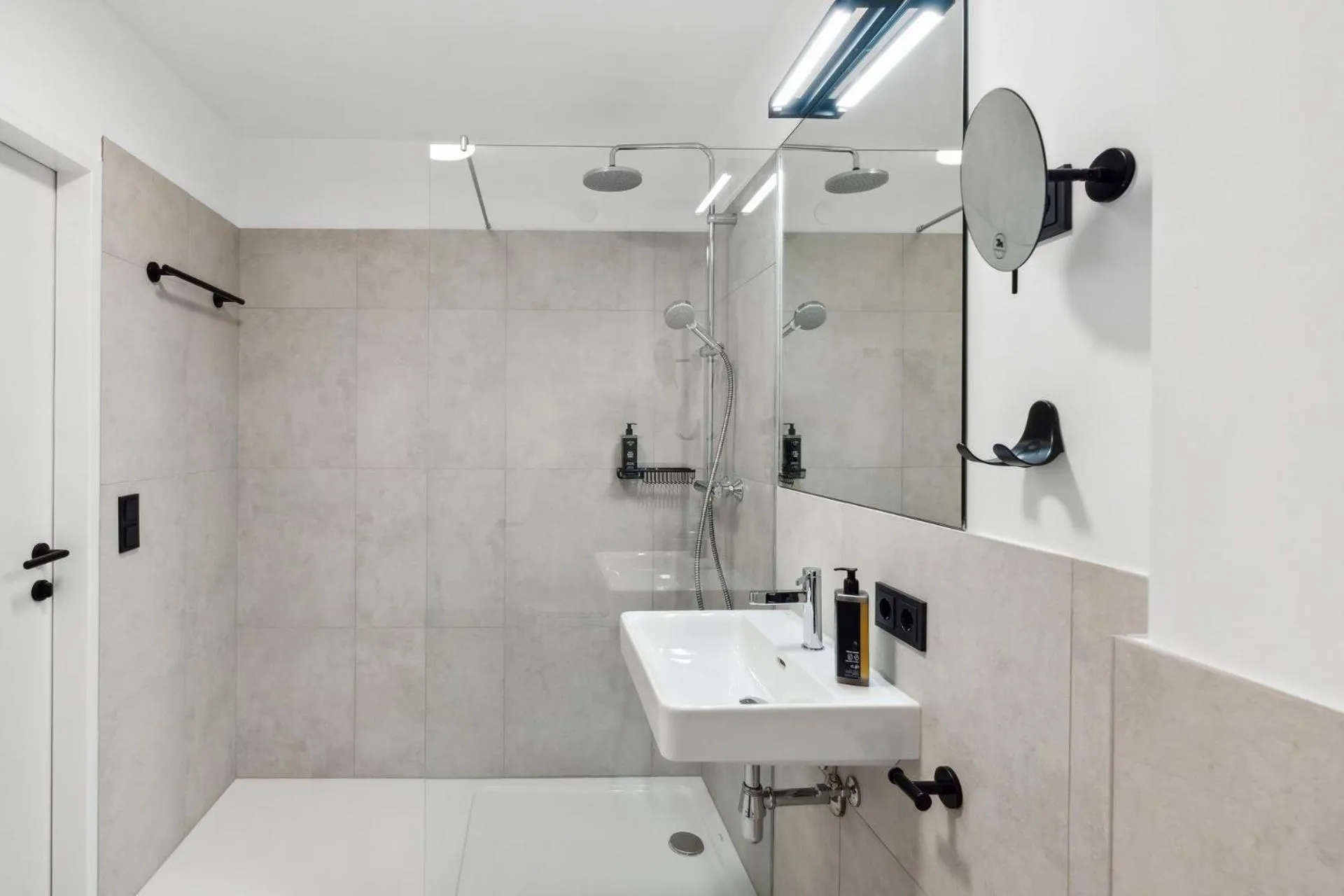 Shower in Limehome Salzburg Sterneckstr