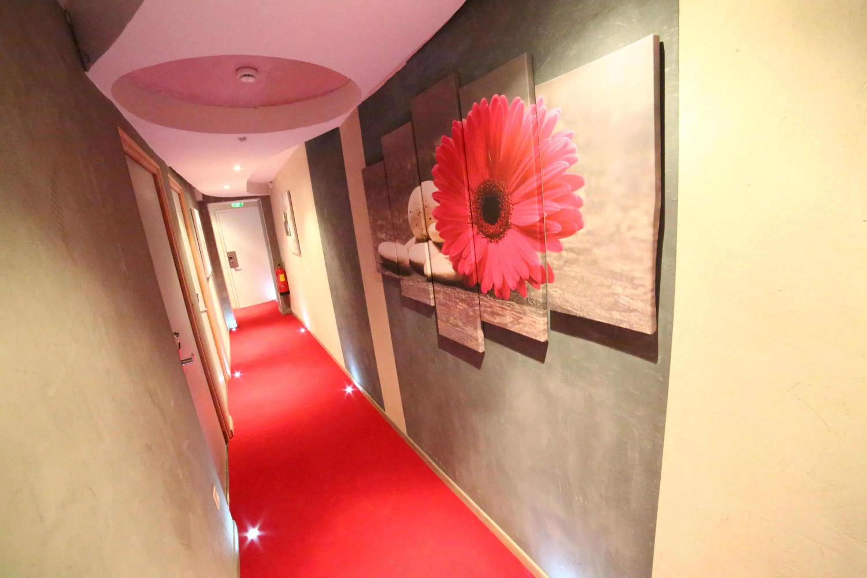 Decorative detail in Hôtel de France