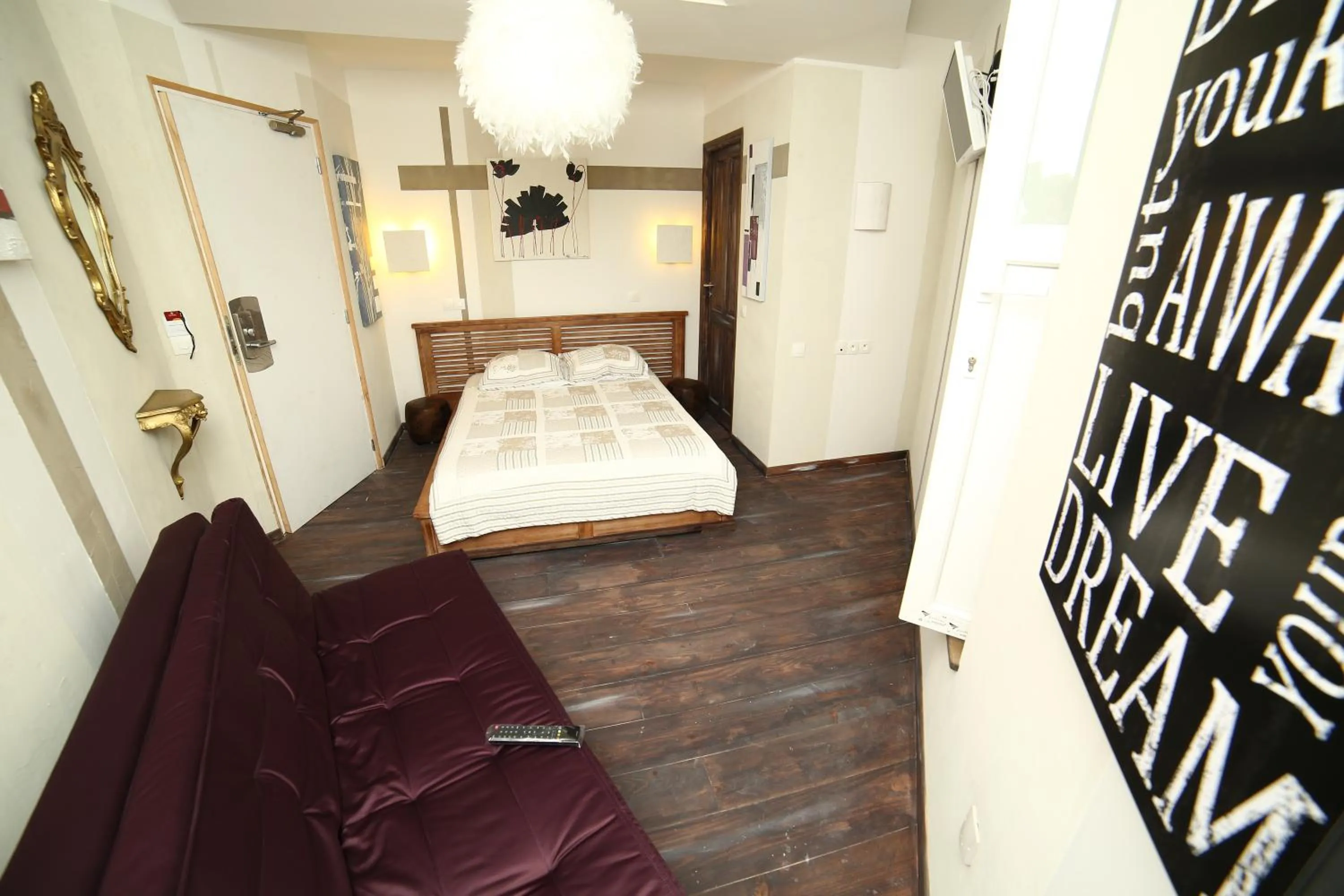 Bed in Hôtel de France