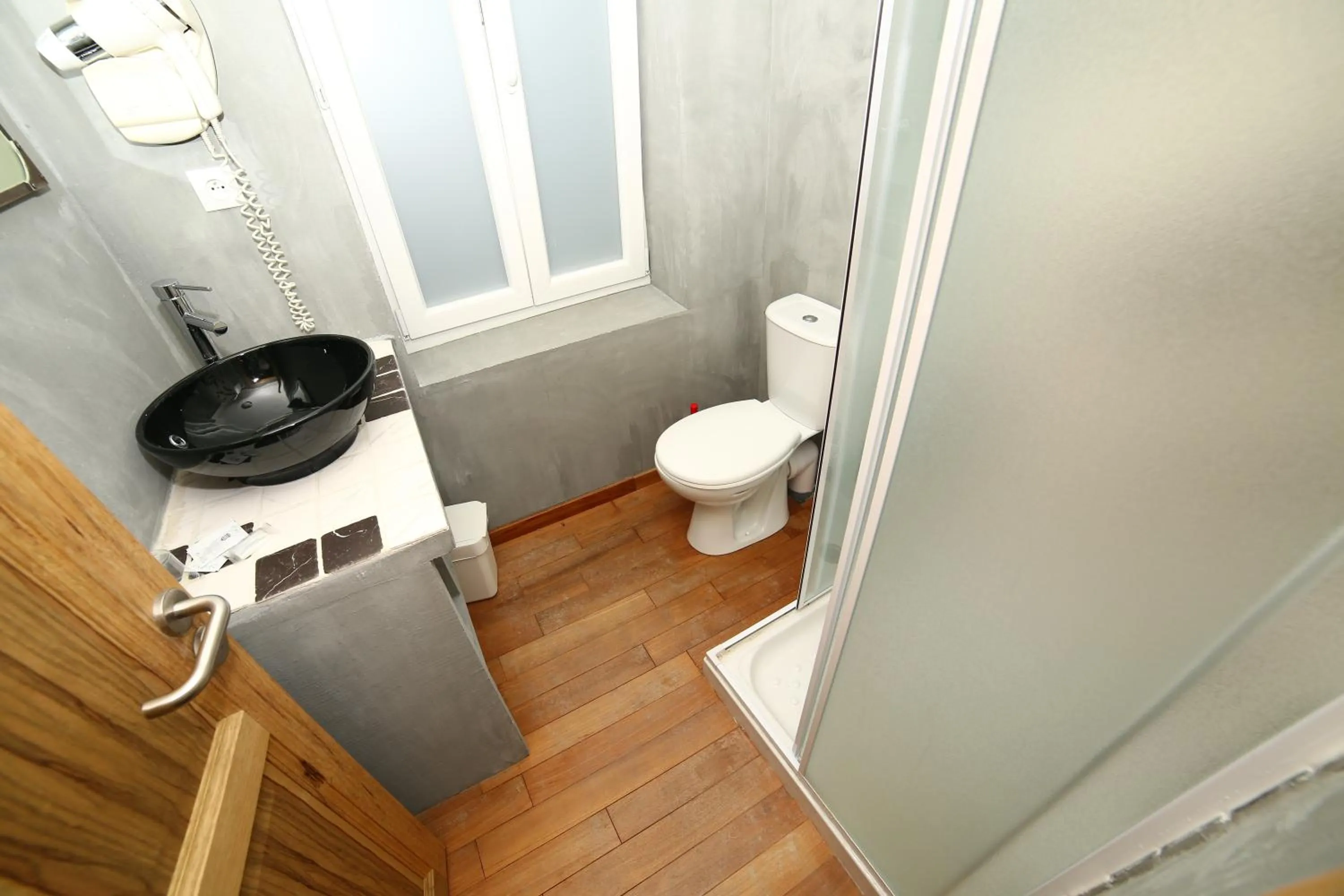 Bathroom in Hôtel de France