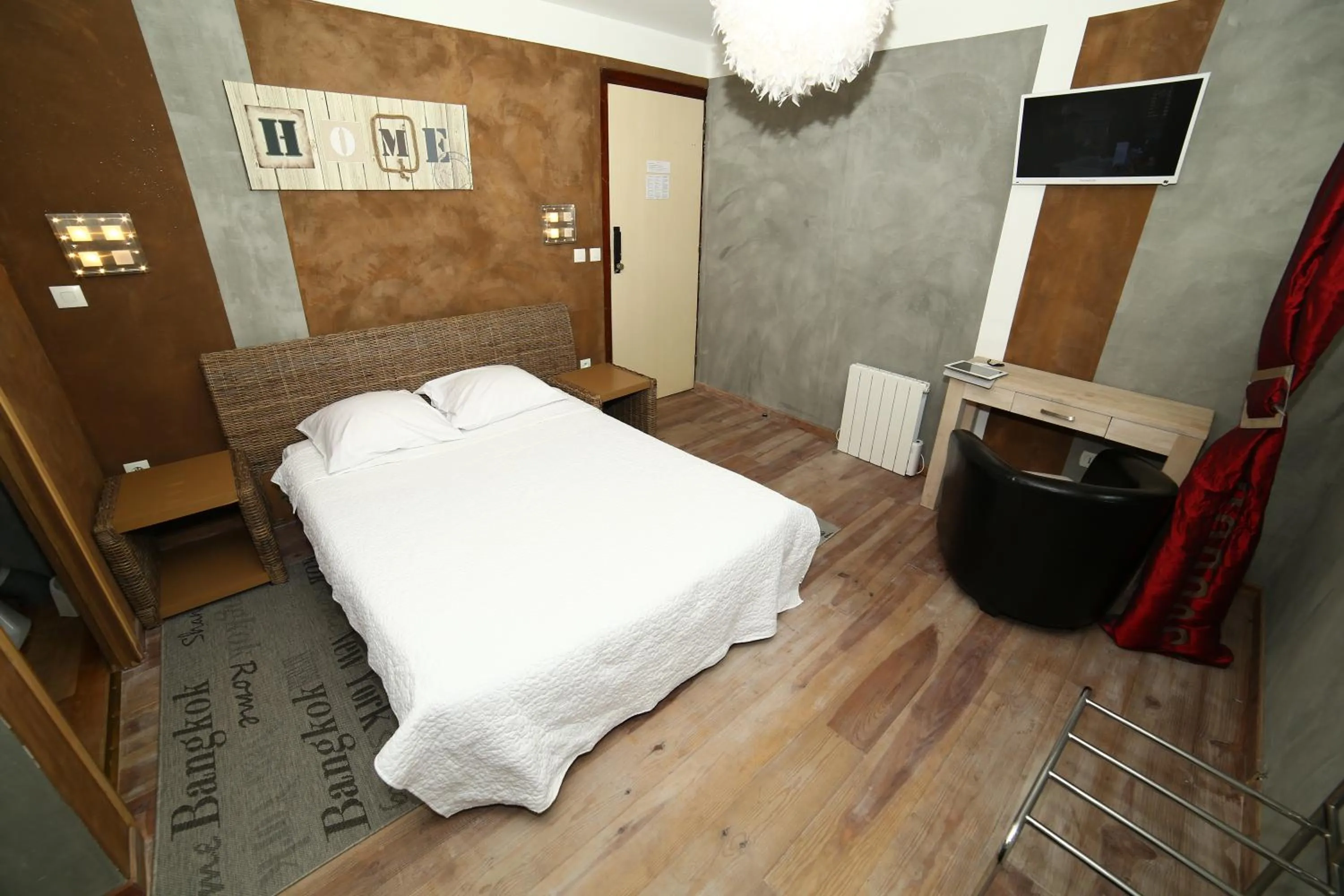 Bed in Hôtel de France