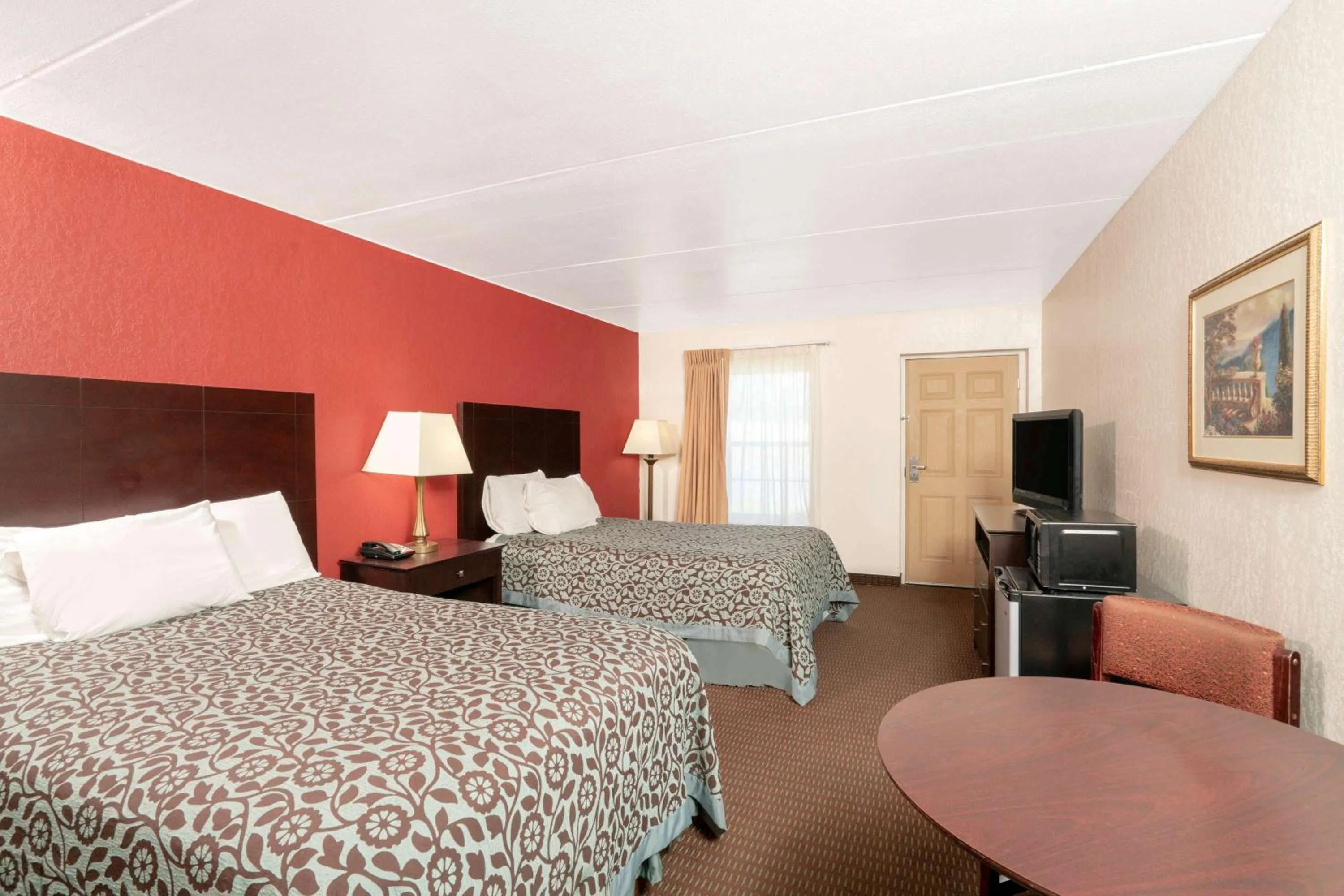 Photo of the whole room, Bed in Days Inn by Wyndham Cave City