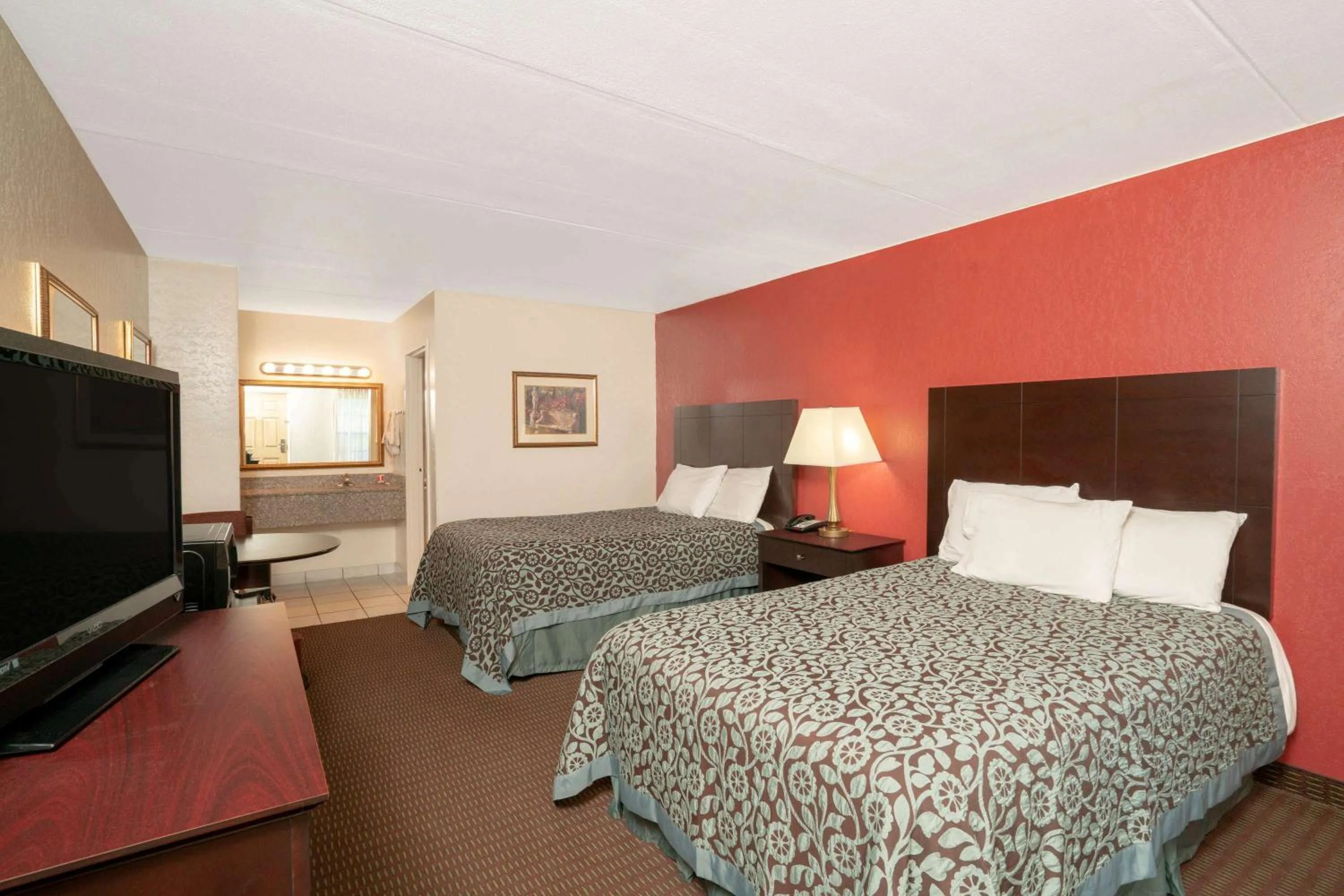 Photo of the whole room, Bed in Days Inn by Wyndham Cave City