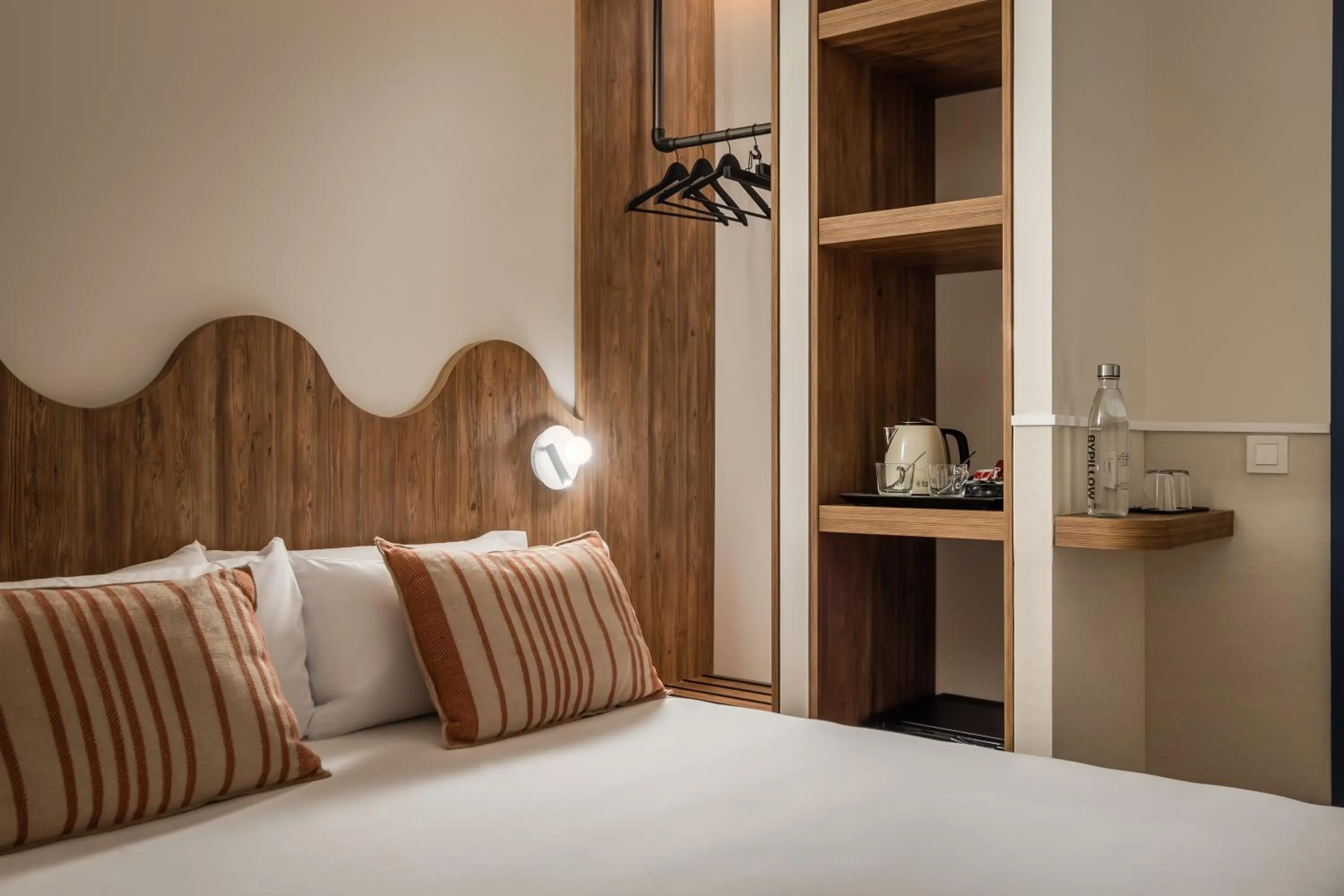 Bed in BYPILLOW Paseo