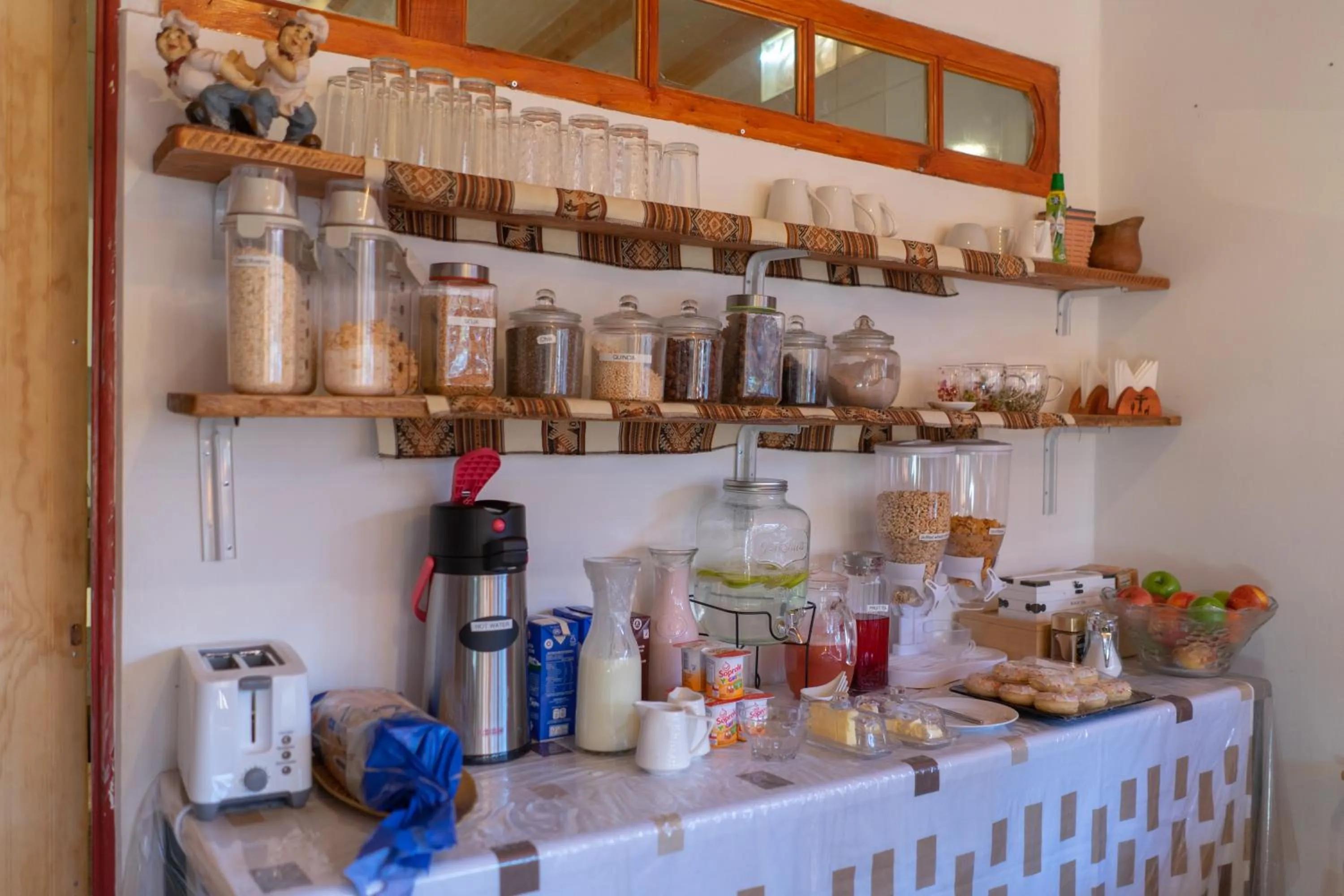 Coffee/tea facilities in Hostal Katarpe