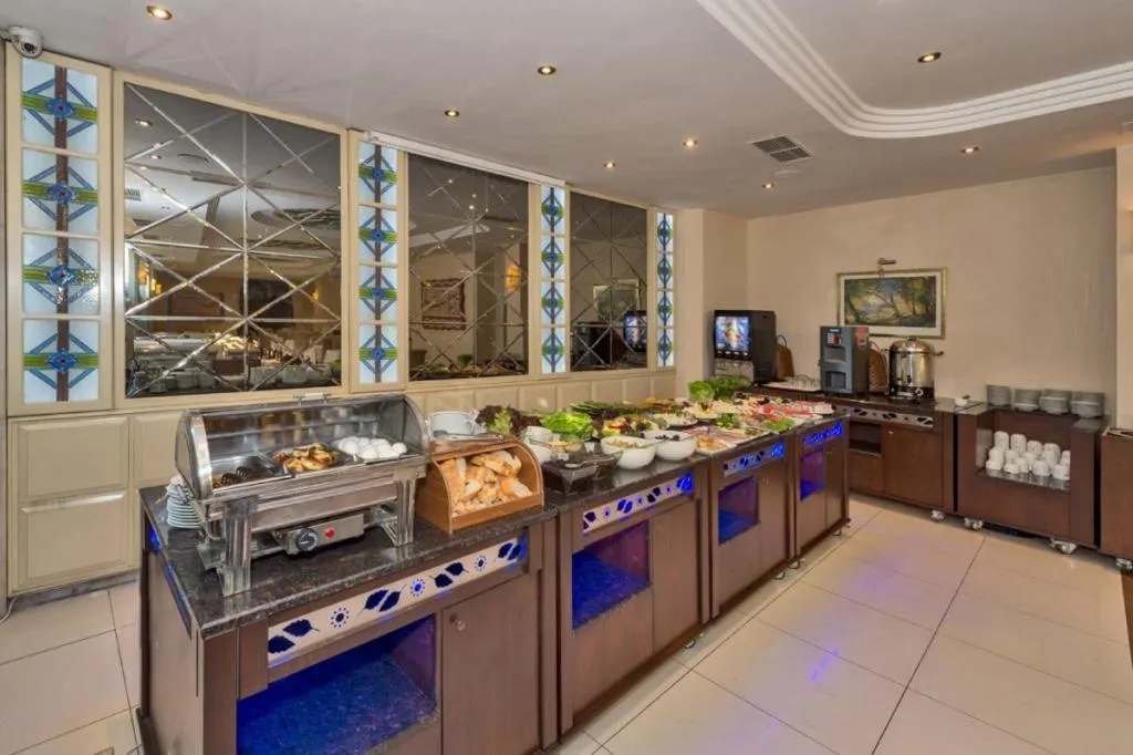 Restaurant/places to eat in Green Anka Hotel