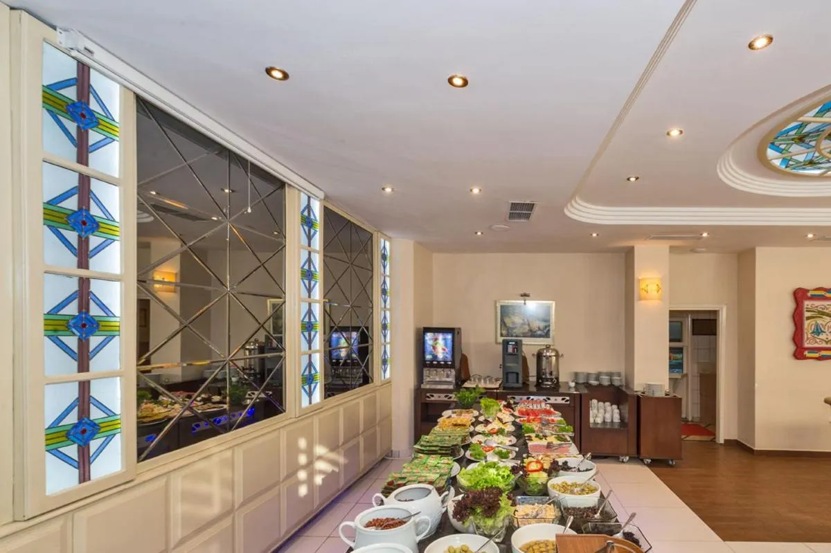 Restaurant/places to eat in Green Anka Hotel